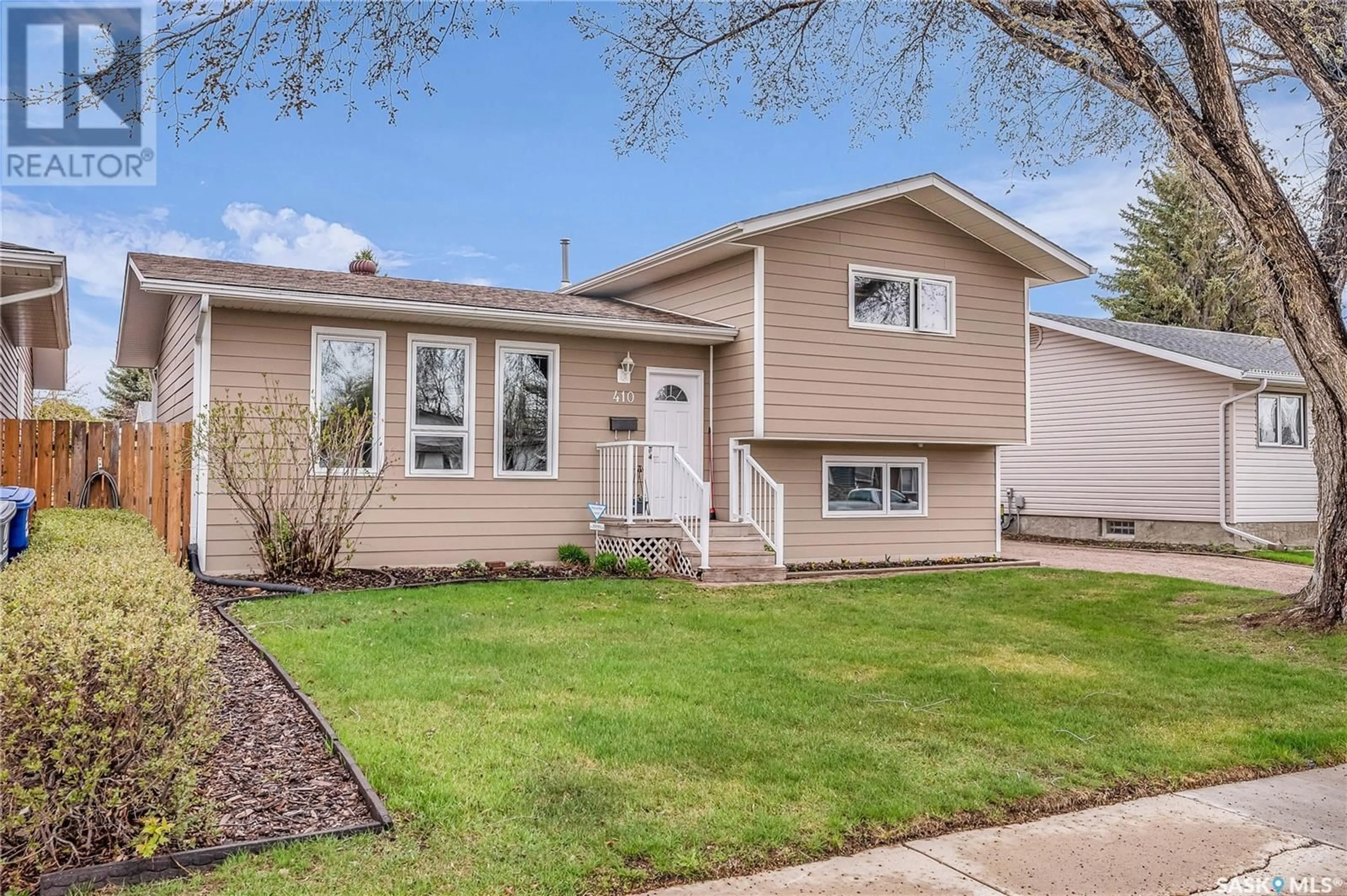 Home with vinyl exterior material for 410 Needham WAY, Saskatoon Saskatchewan S7M4X7