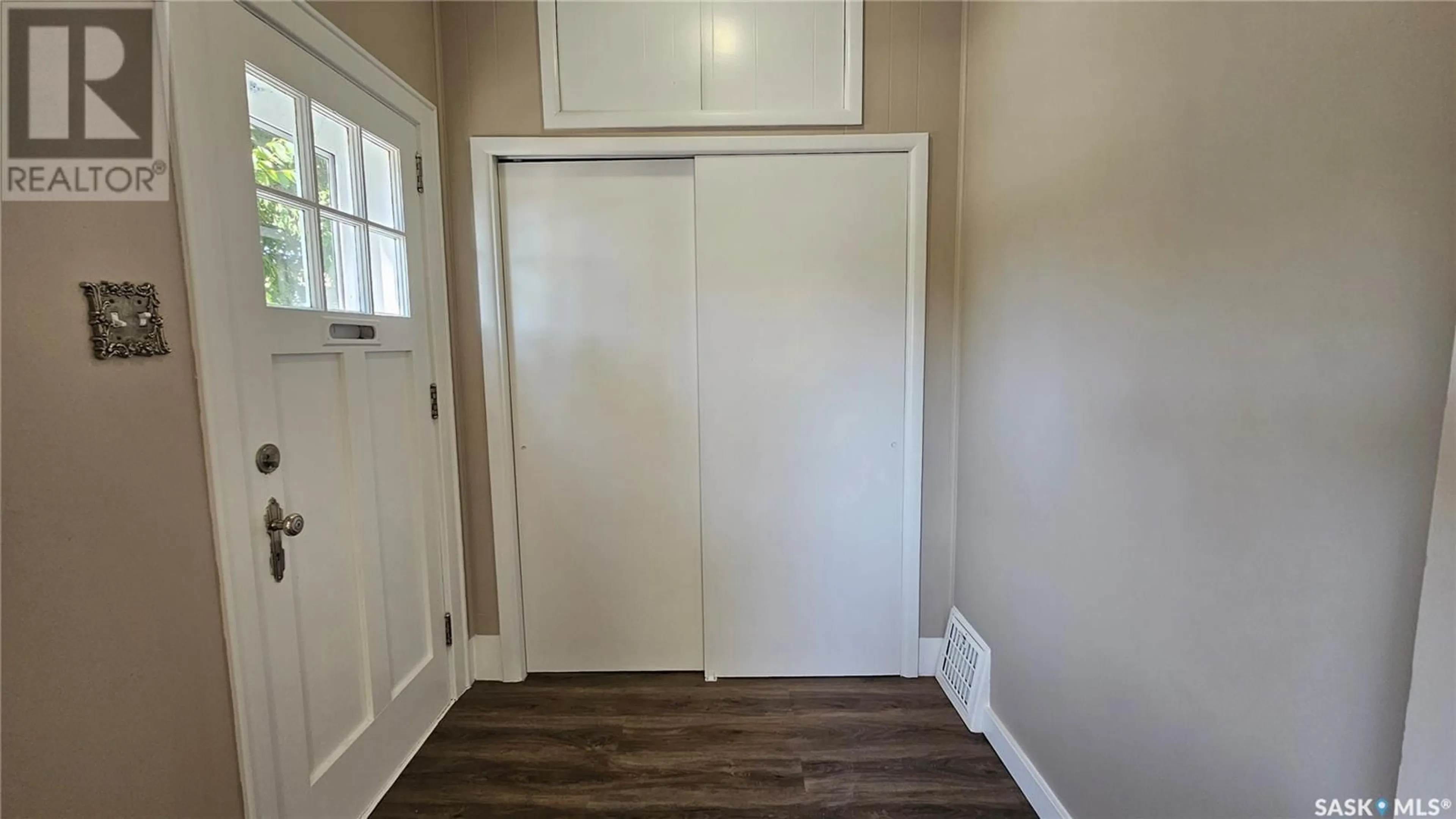 Indoor entryway, wood floors for 429 2nd AVENUE NE, Swift Current Saskatchewan S9H2E3