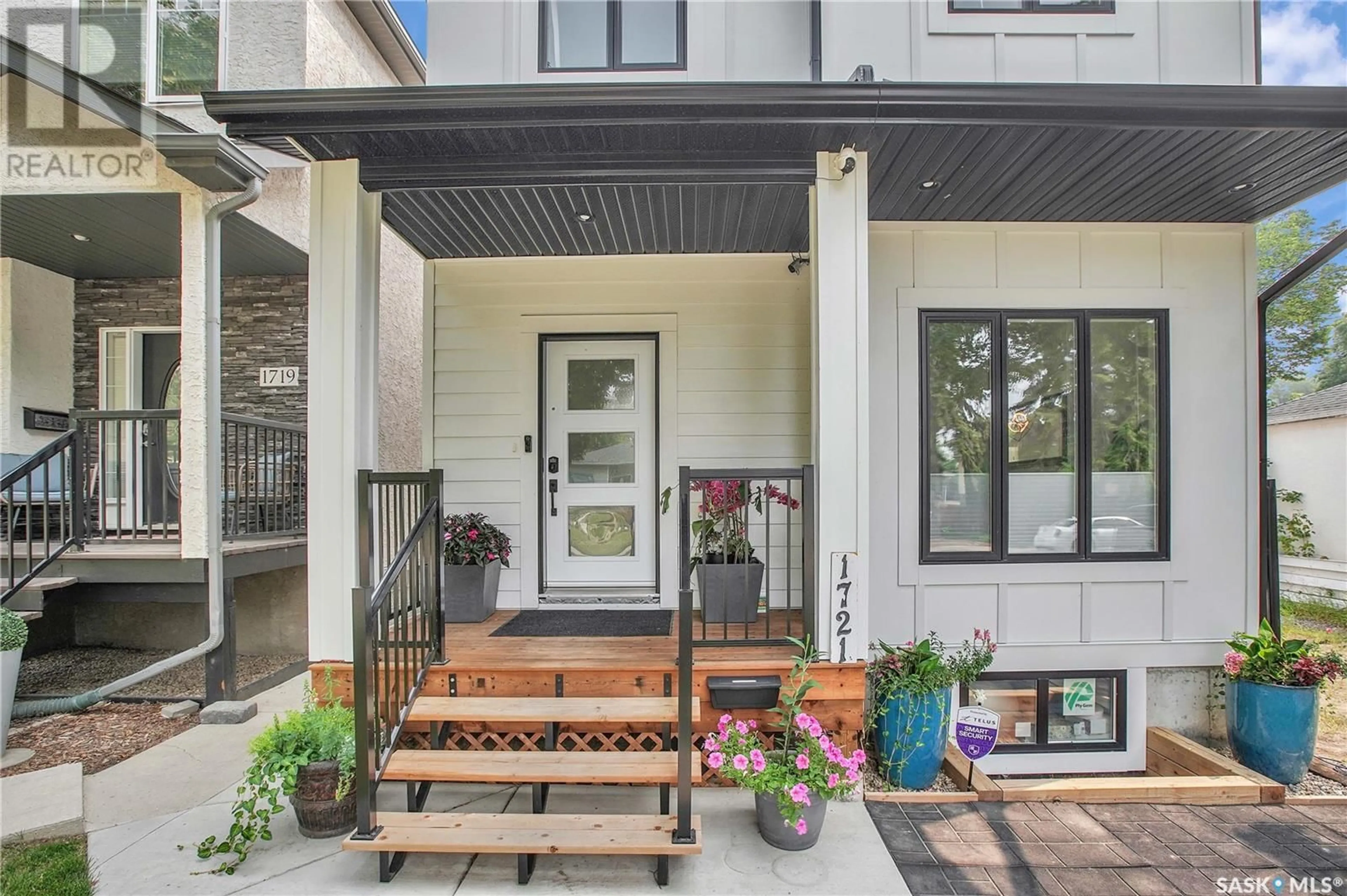 Indoor entryway for 1721 Kilburn AVENUE, Saskatoon Saskatchewan S7M0K2