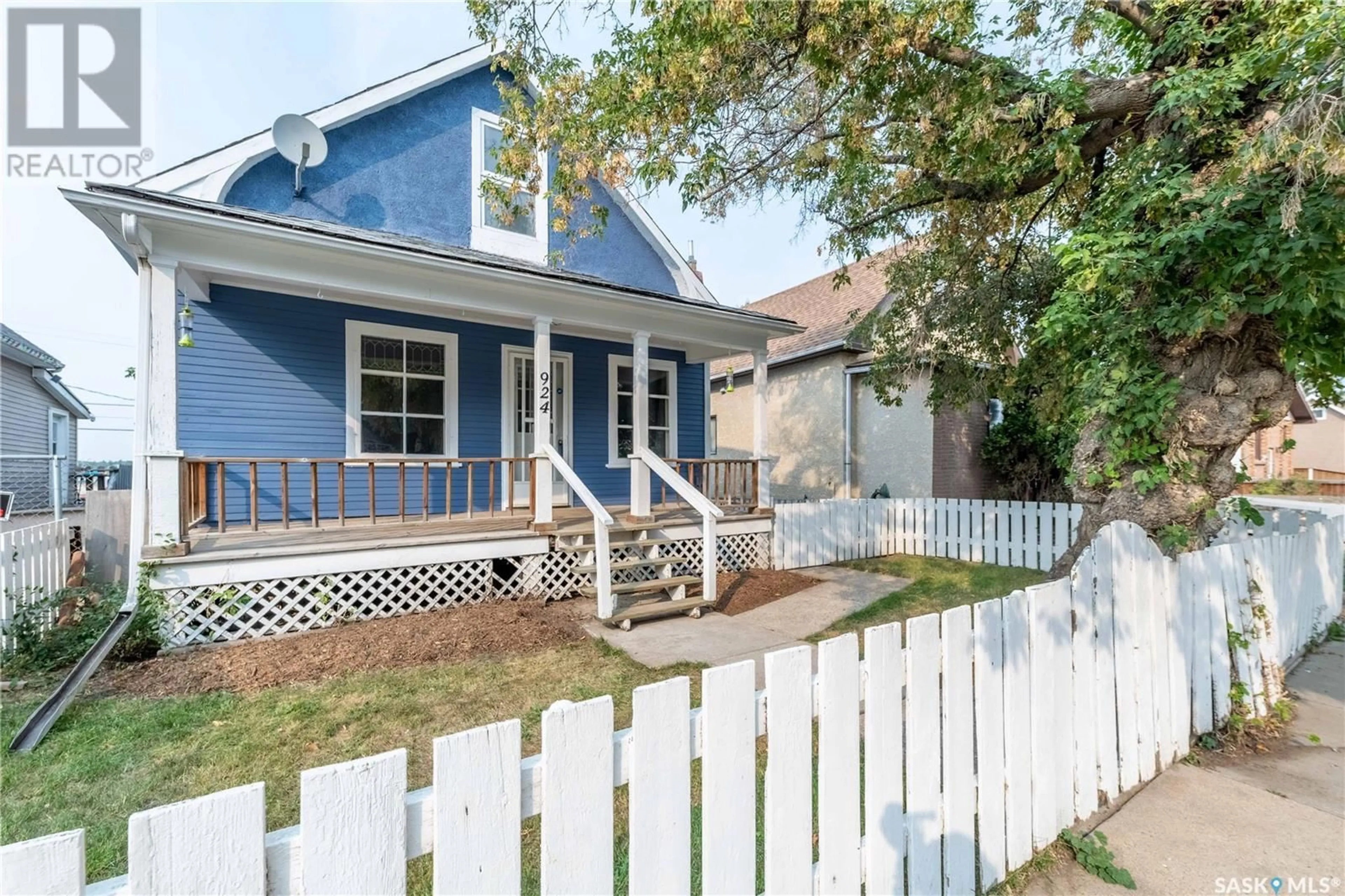 Frontside or backside of a home for 924 Lillooet STREET W, Moose Jaw Saskatchewan S6H4Z8