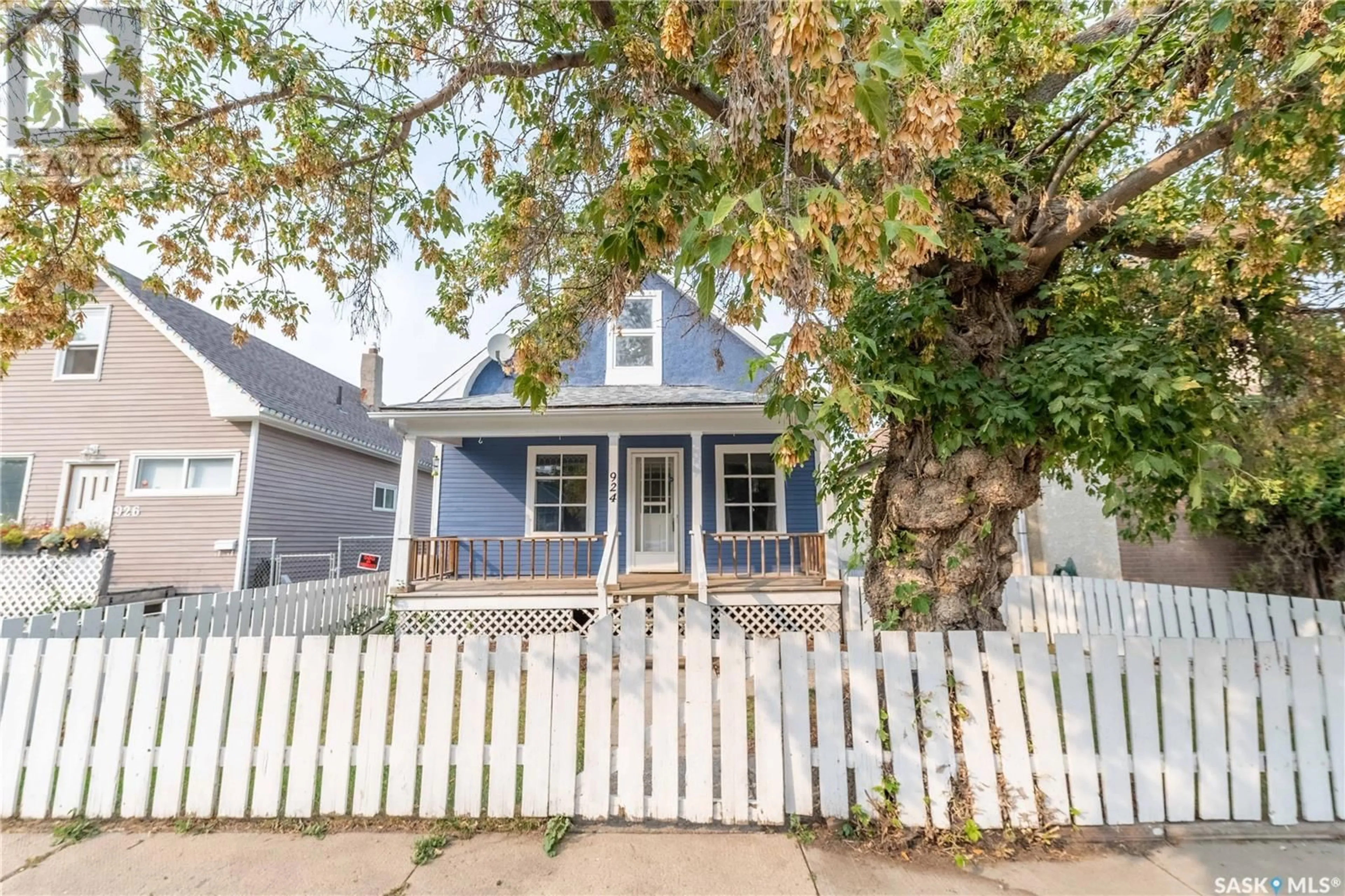 Frontside or backside of a home for 924 Lillooet STREET W, Moose Jaw Saskatchewan S6H4Z8