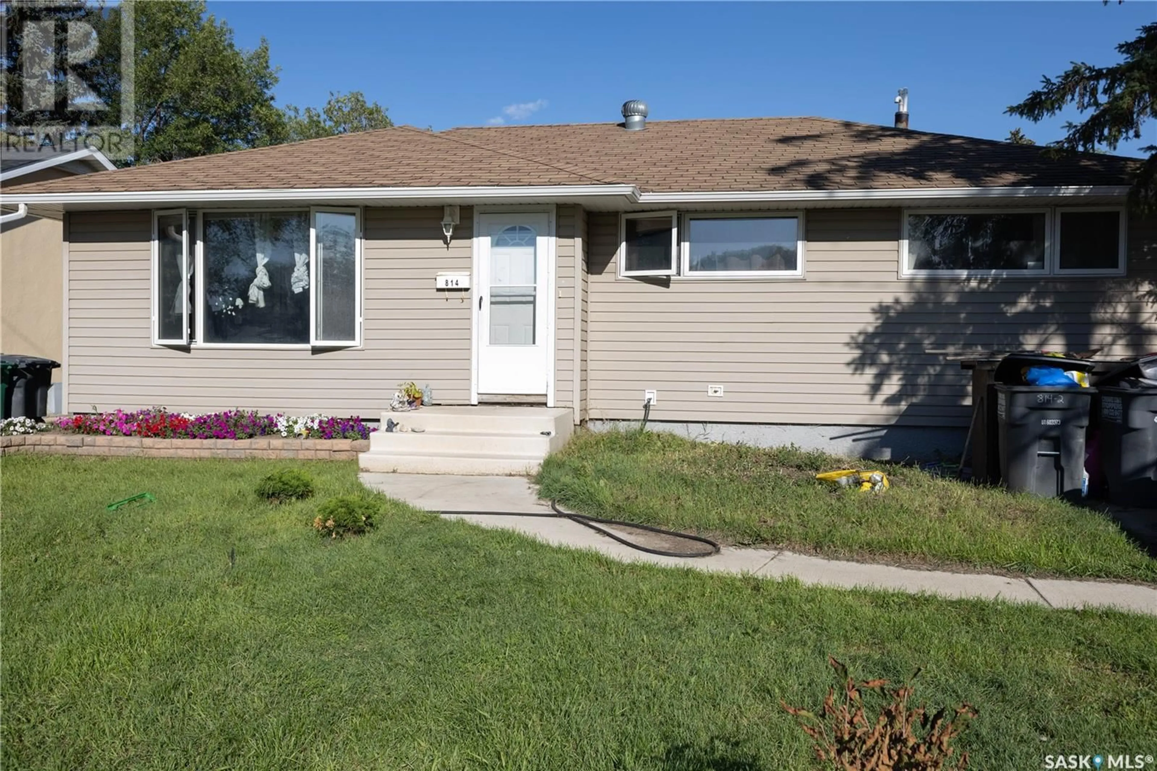 Home with vinyl exterior material for 814 W AVENUE N, Saskatoon Saskatchewan S7L3H4