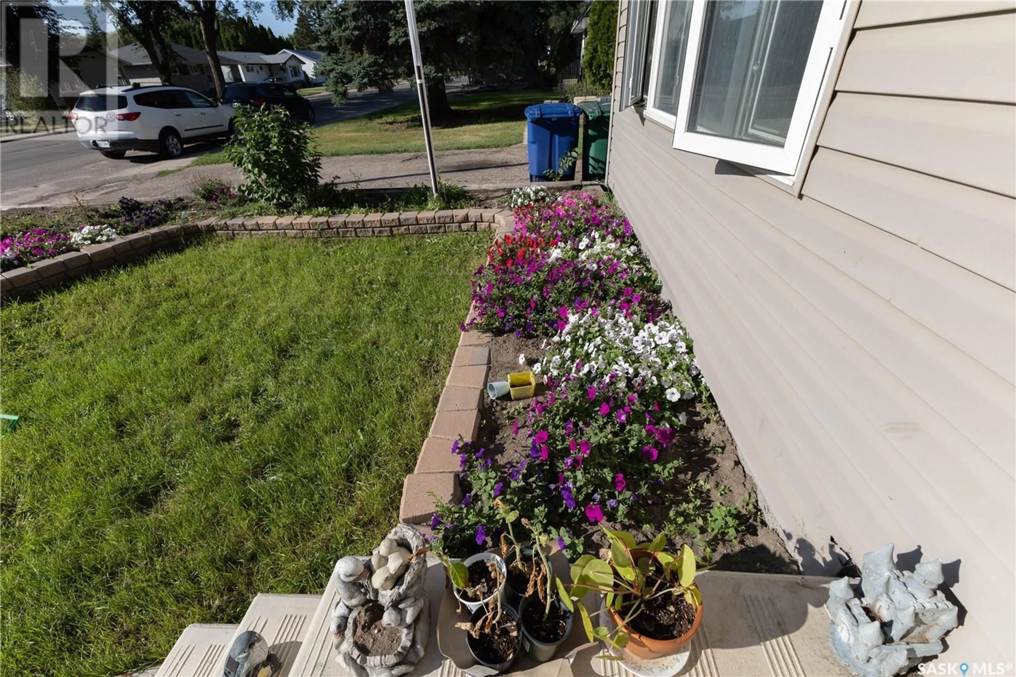 Patio for 814 W AVENUE N, Saskatoon Saskatchewan S7L3H4