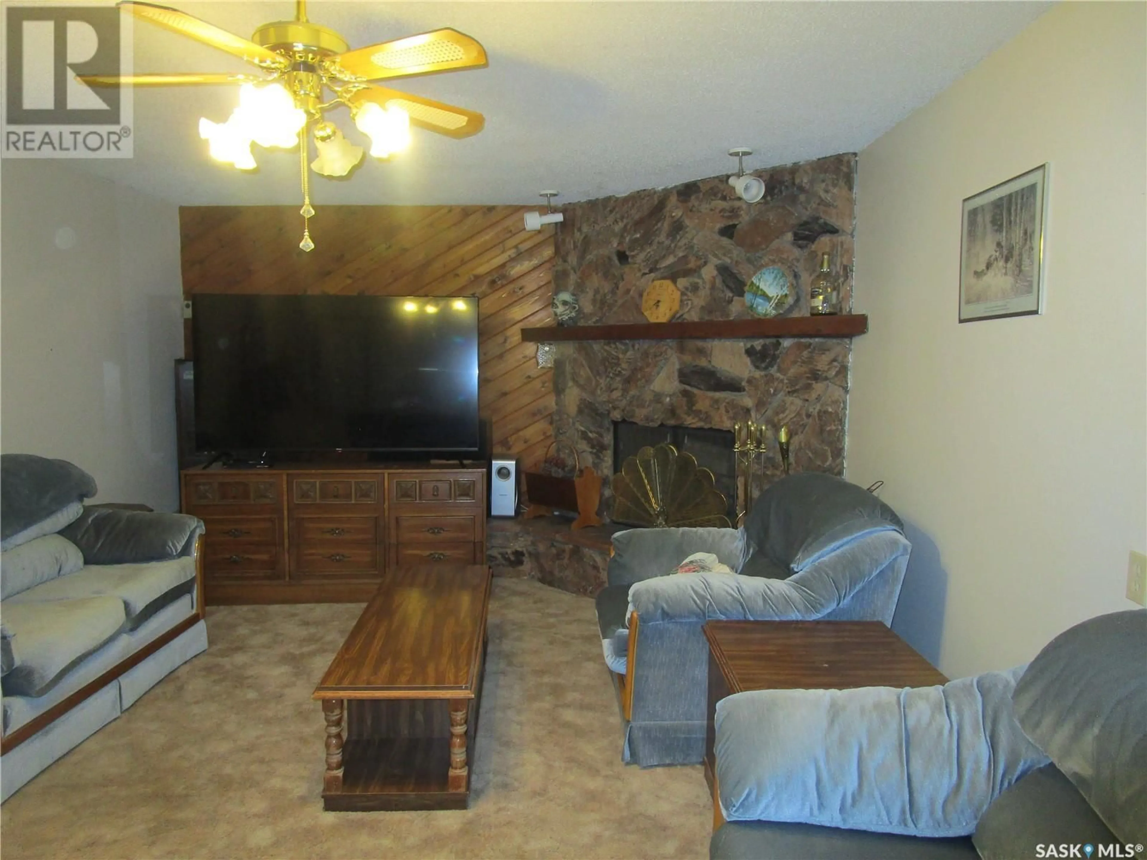 Living room, wood floors for 36 Stone PLACE, Coronach Saskatchewan S0H0Z0