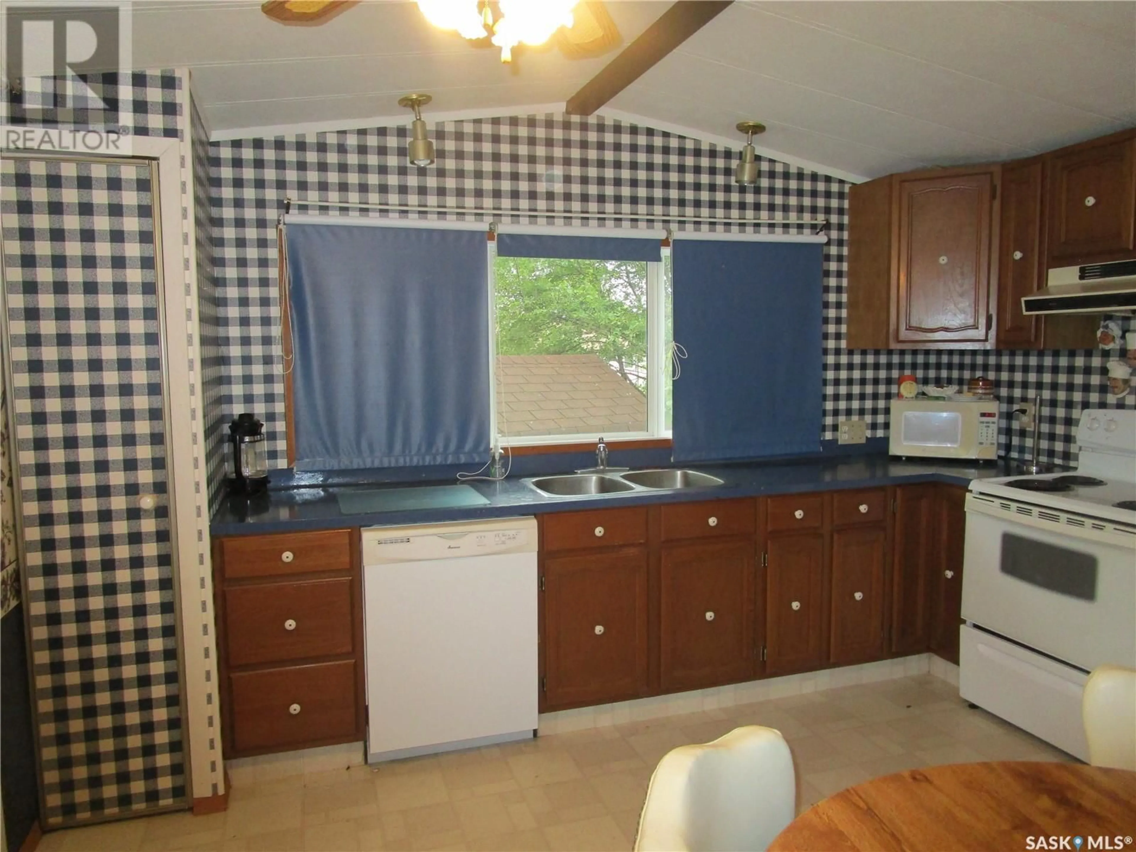 Kitchen, cottage for 36 Stone PLACE, Coronach Saskatchewan S0H0Z0