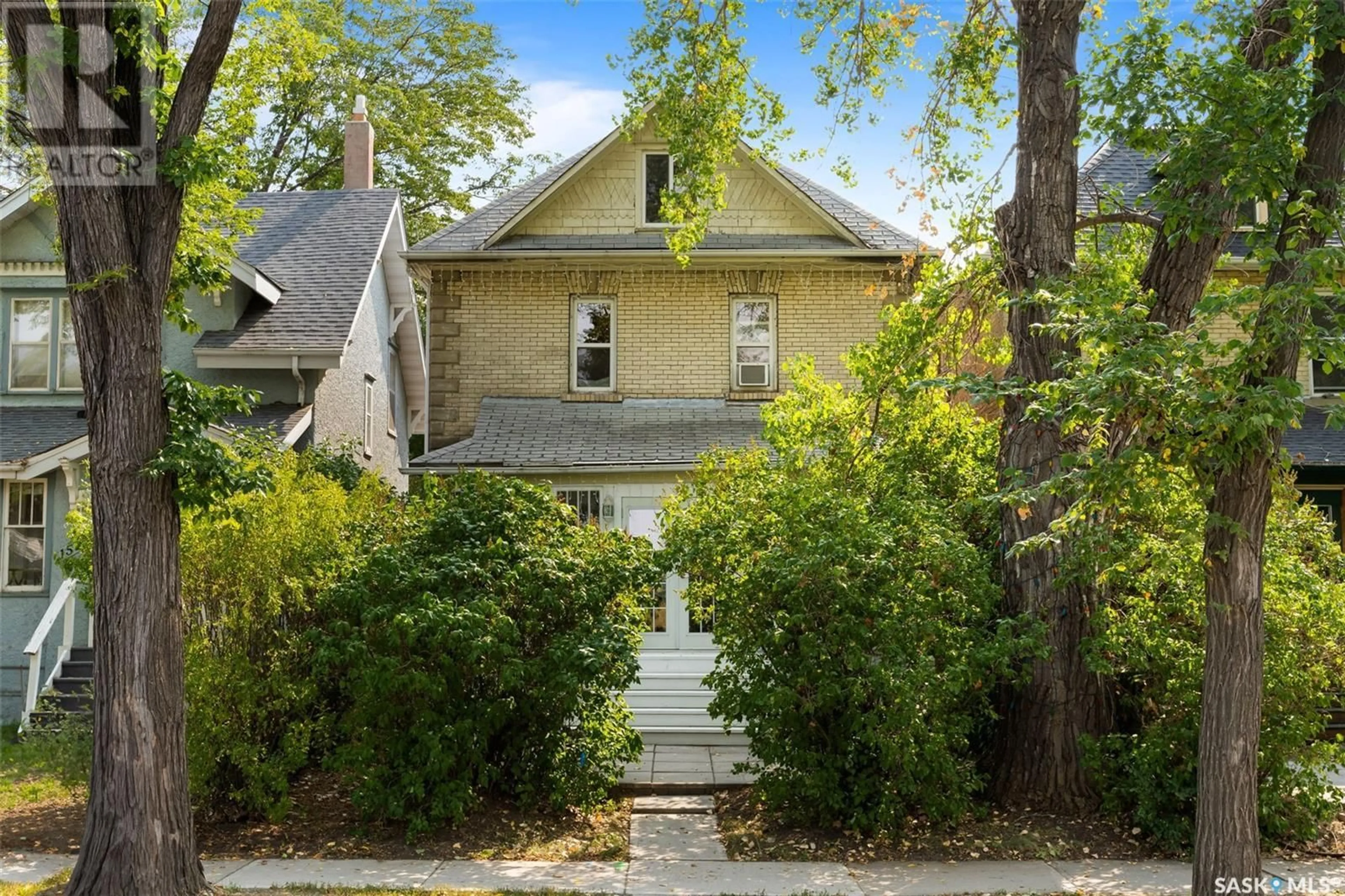 Frontside or backside of a home for 1523 Victoria AVENUE, Regina Saskatchewan S4P0P6