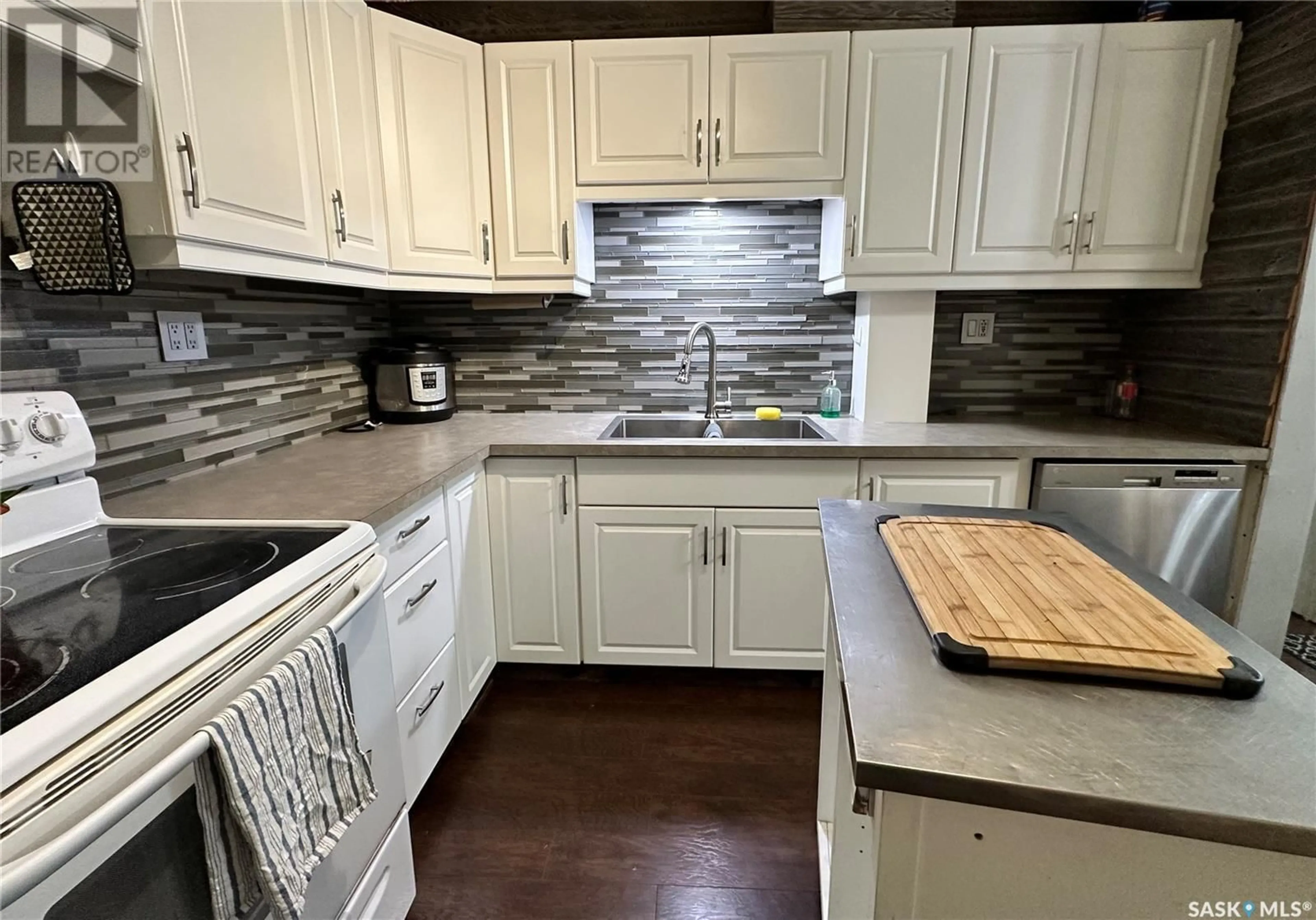 Standard kitchen, wood floors, cottage for 238 2nd AVENUE NW, Swift Current Saskatchewan S9H0P3