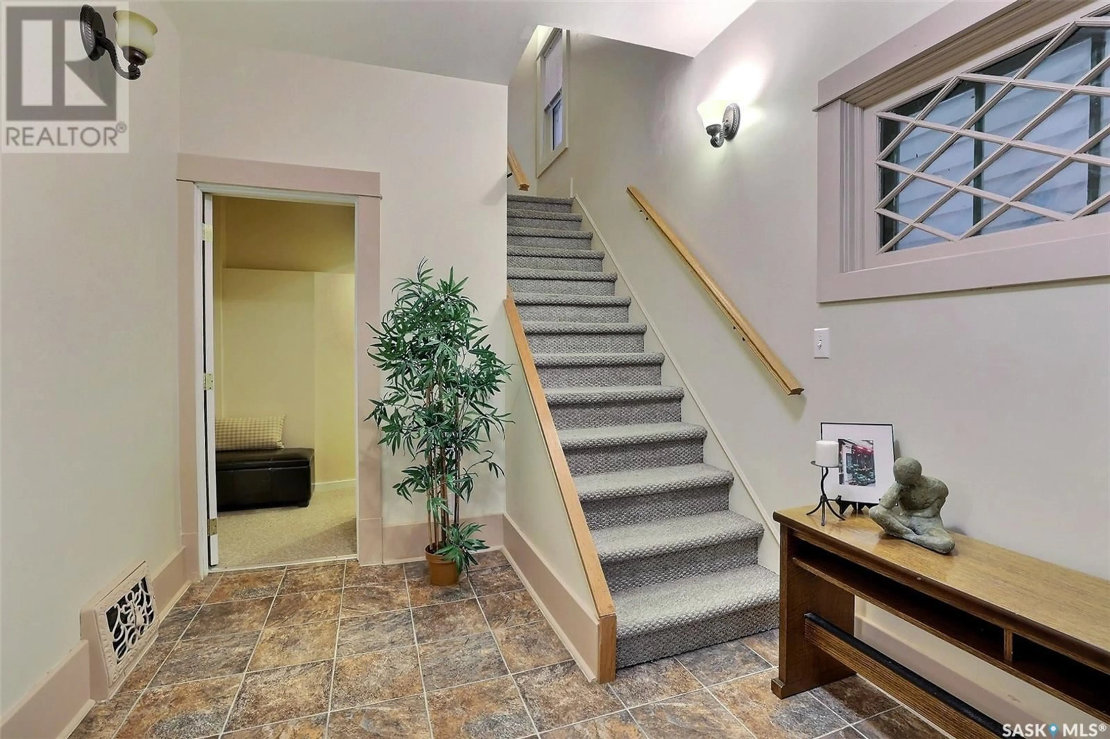 Indoor foyer, cement floor for 2058 Robinson STREET, Regina Saskatchewan S4T2P5