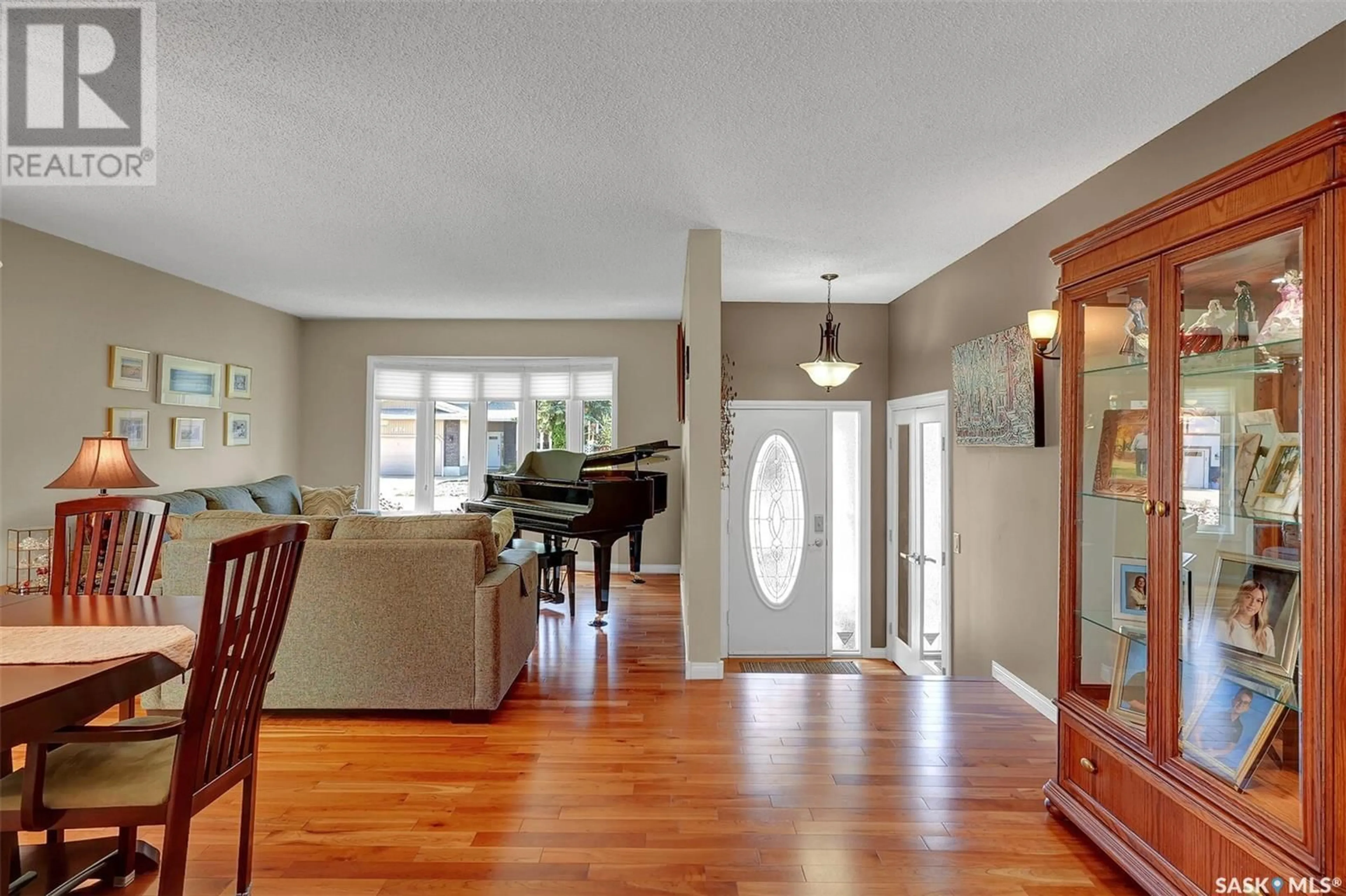 Indoor entryway, wood floors for 1379 Maple Grove CRESCENT N, Regina Saskatchewan S4X3Y4