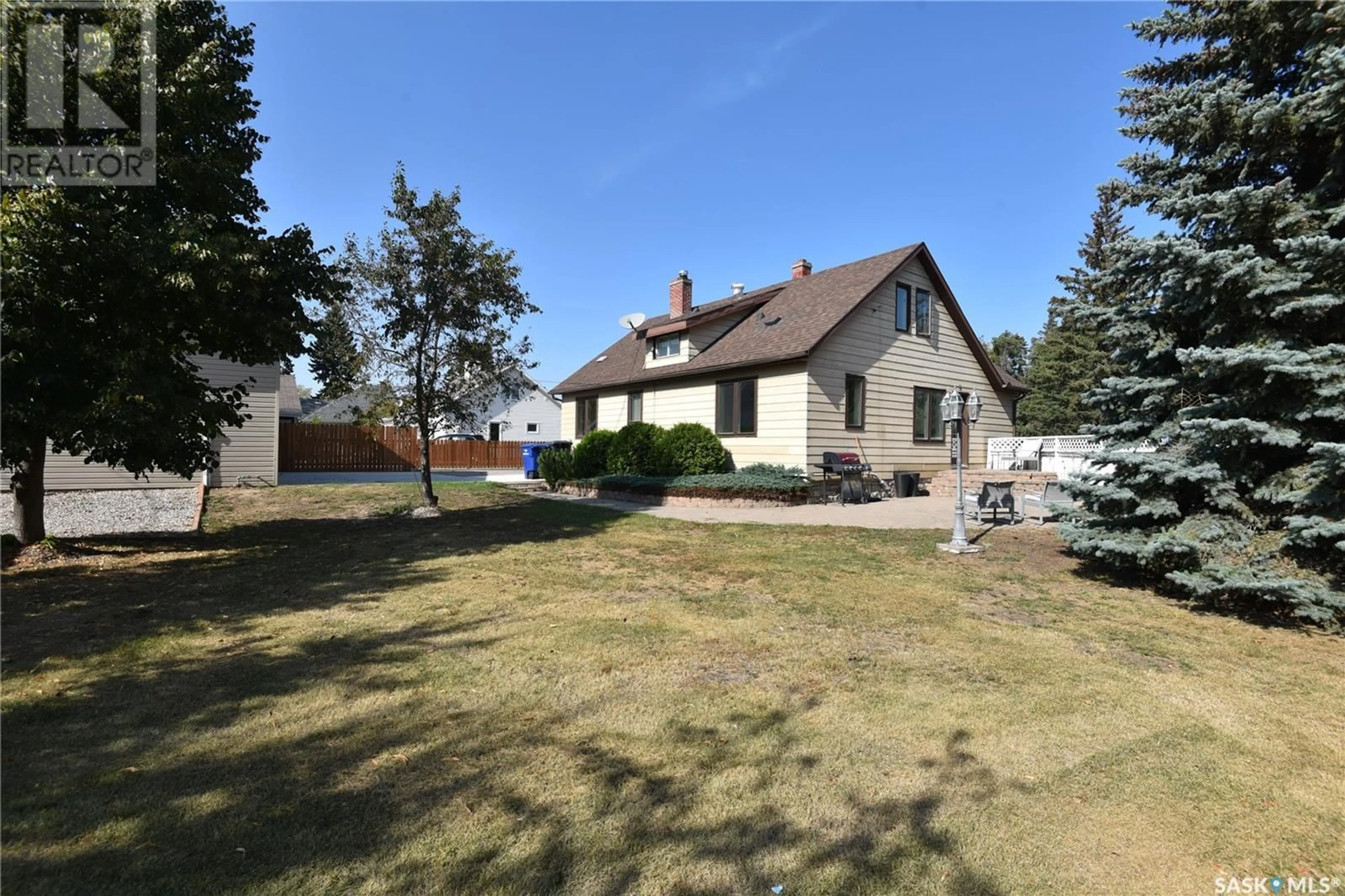 A pic from outside/outdoor area/front of a property/back of a property/a pic from drone, street for 412 CENTRE STREET, Nipawin Saskatchewan S0E1E0