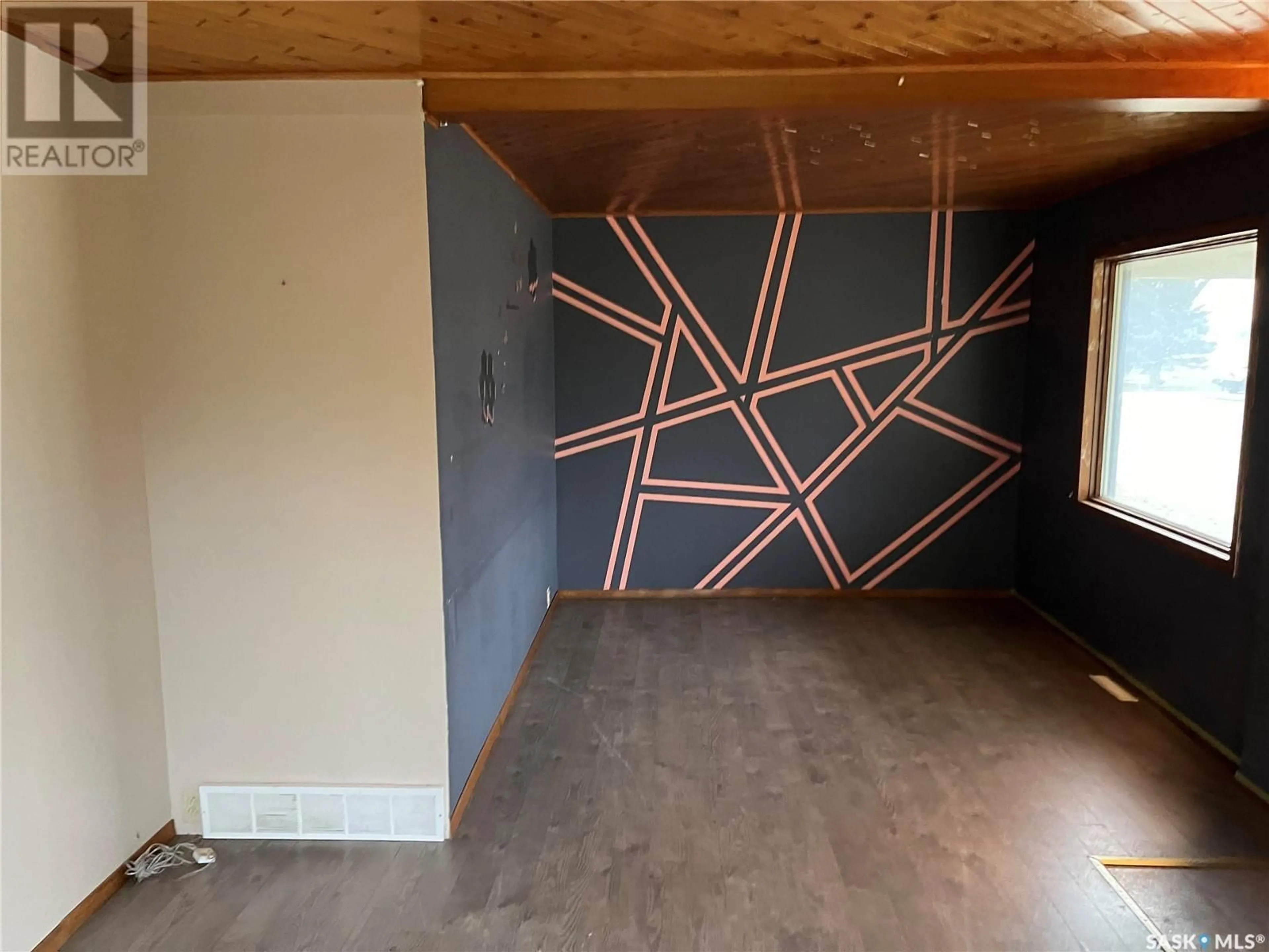 A pic of a room, cement floor for 247 4th AVENUE E, Gravelbourg Saskatchewan S0H1X0