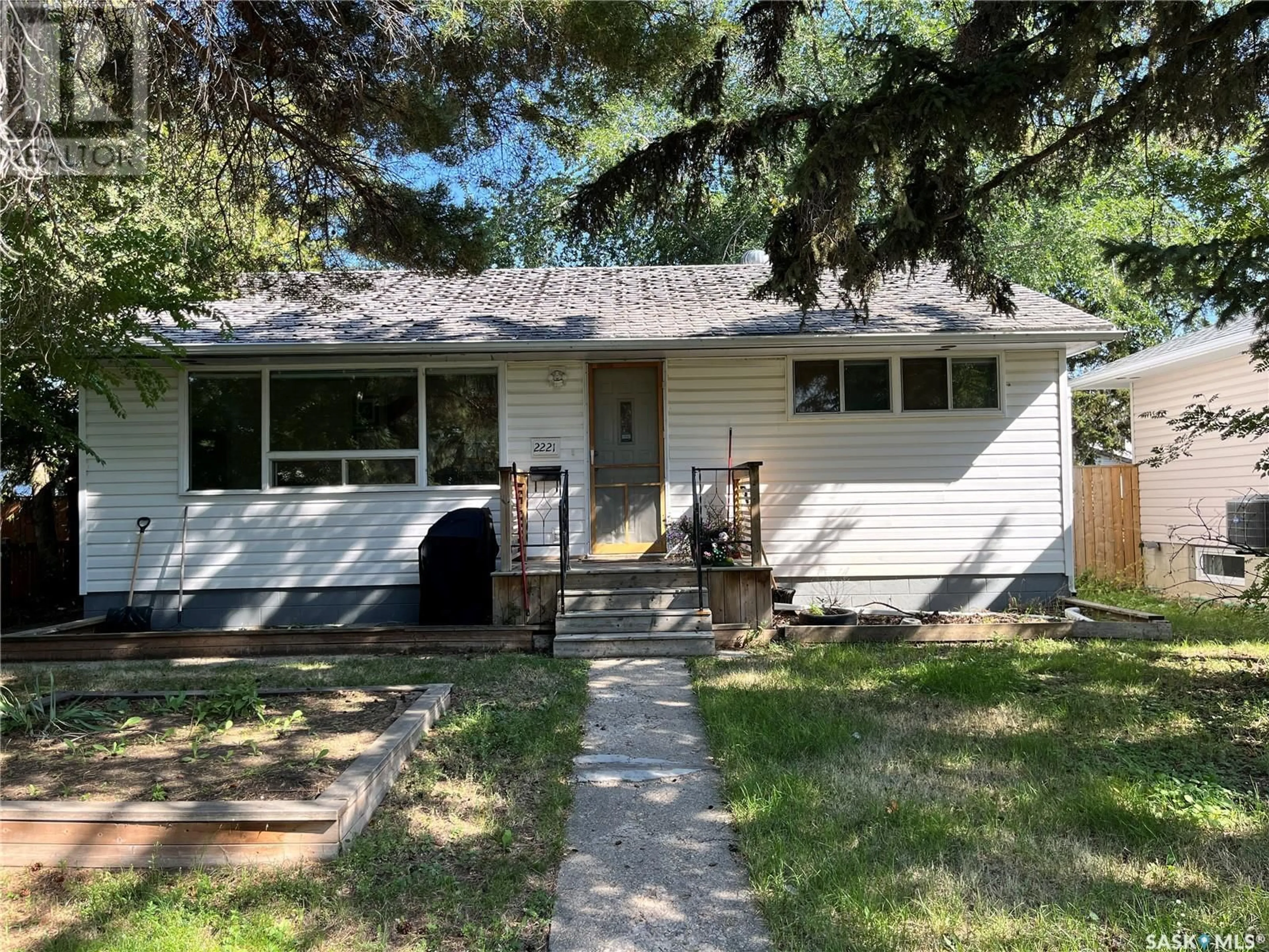 Home with vinyl exterior material for 2221 Lansdowne AVENUE, Saskatoon Saskatchewan S7J1G7