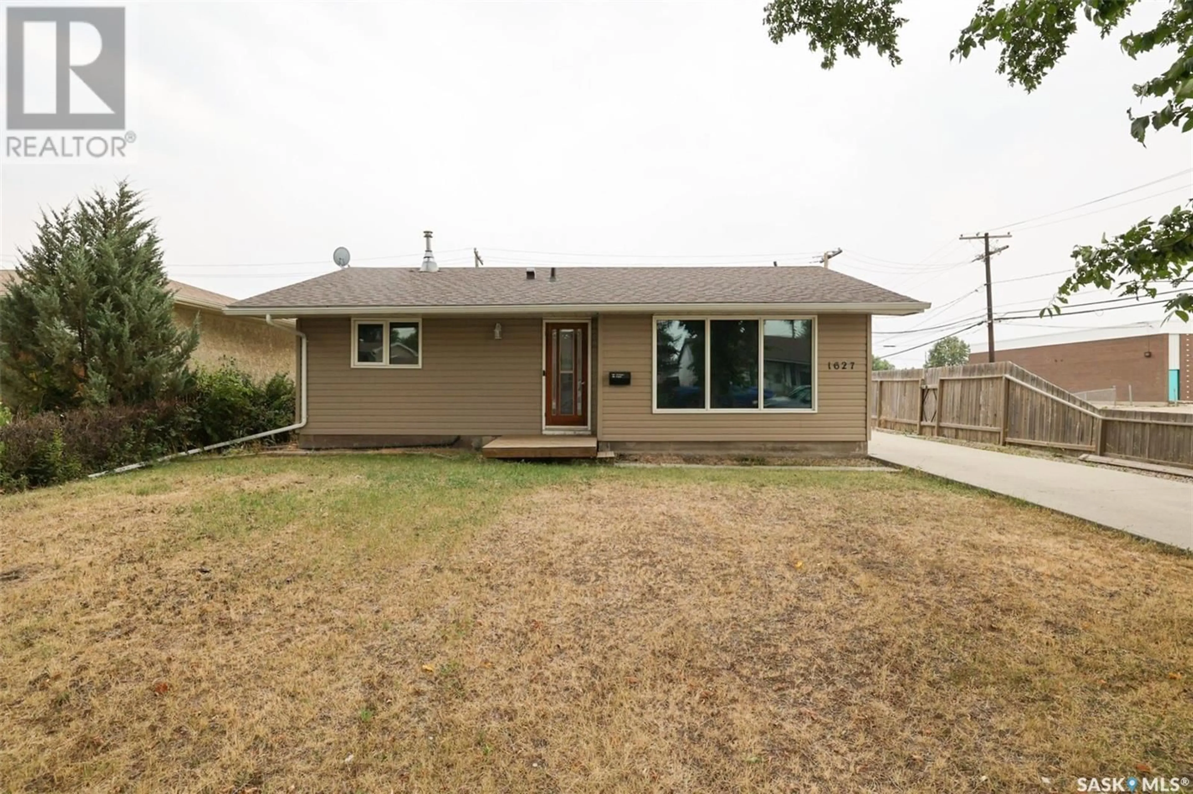 Frontside or backside of a home for 1627 8th AVENUE N, Regina Saskatchewan S4R0G4