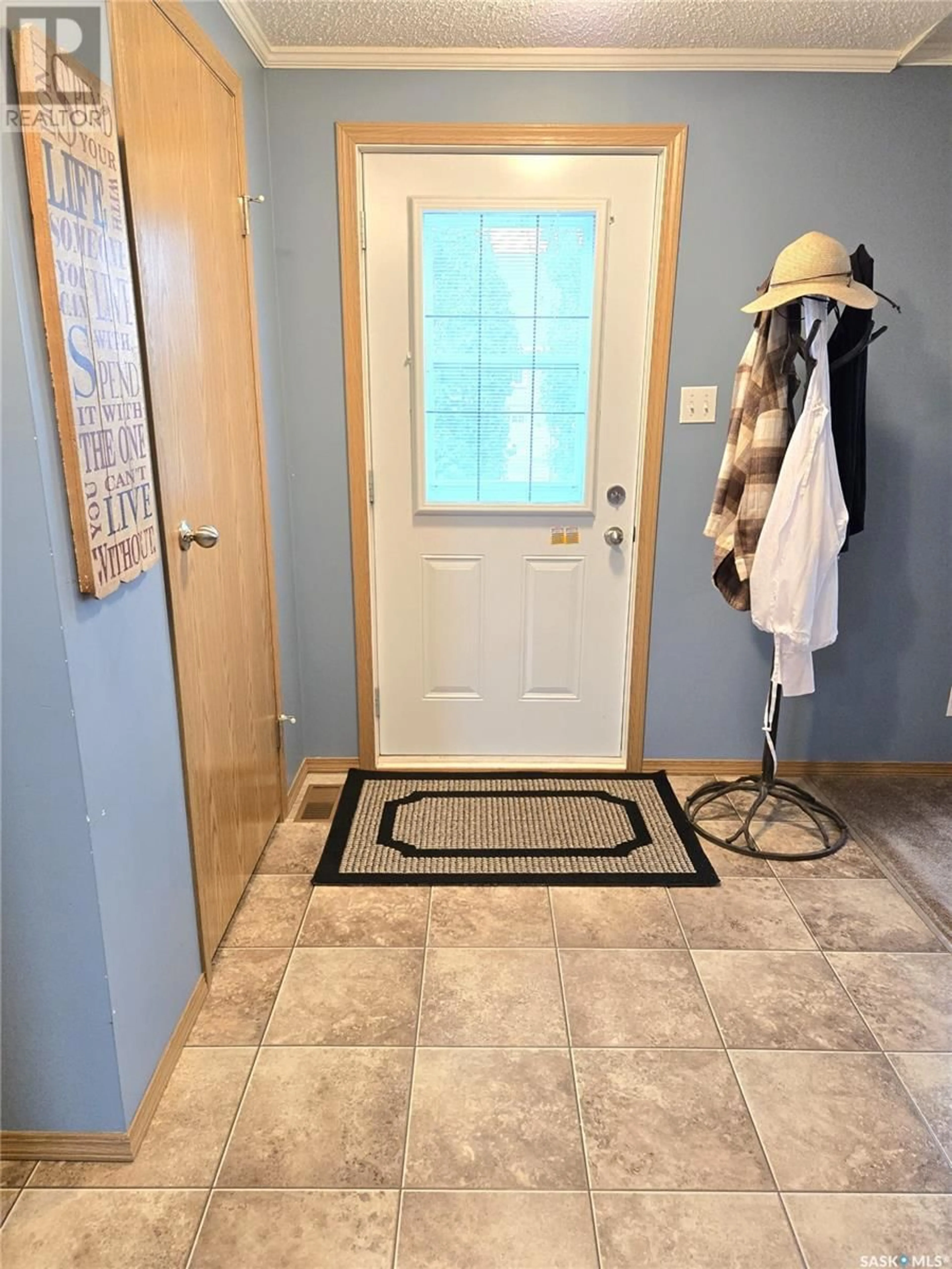 Indoor entryway for 112 2ND AVENUE, Macrorie Saskatchewan S0L2E0