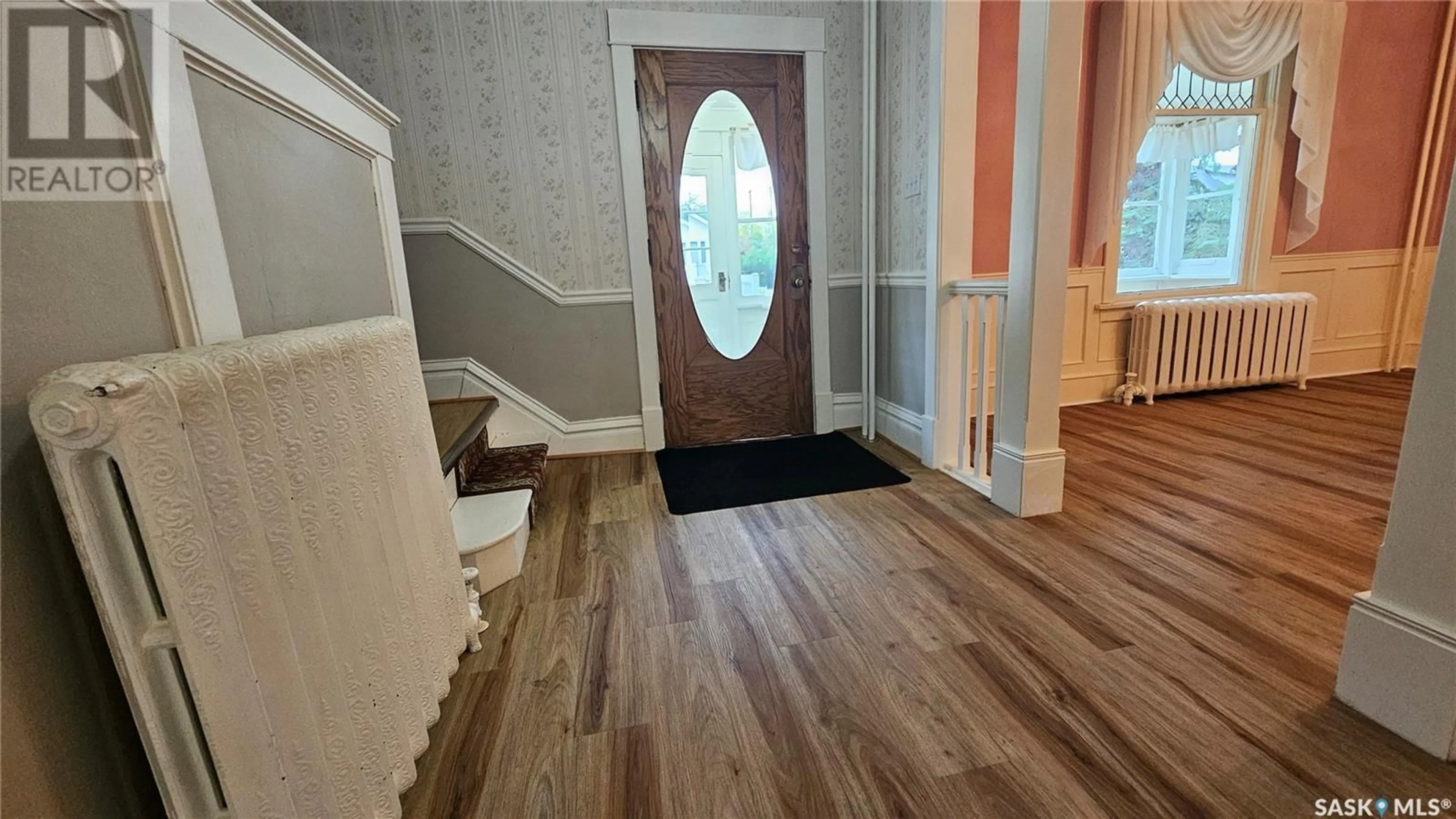 Indoor foyer, wood floors for 230 3rd AVENUE NW, Swift Current Saskatchewan S9H0S1