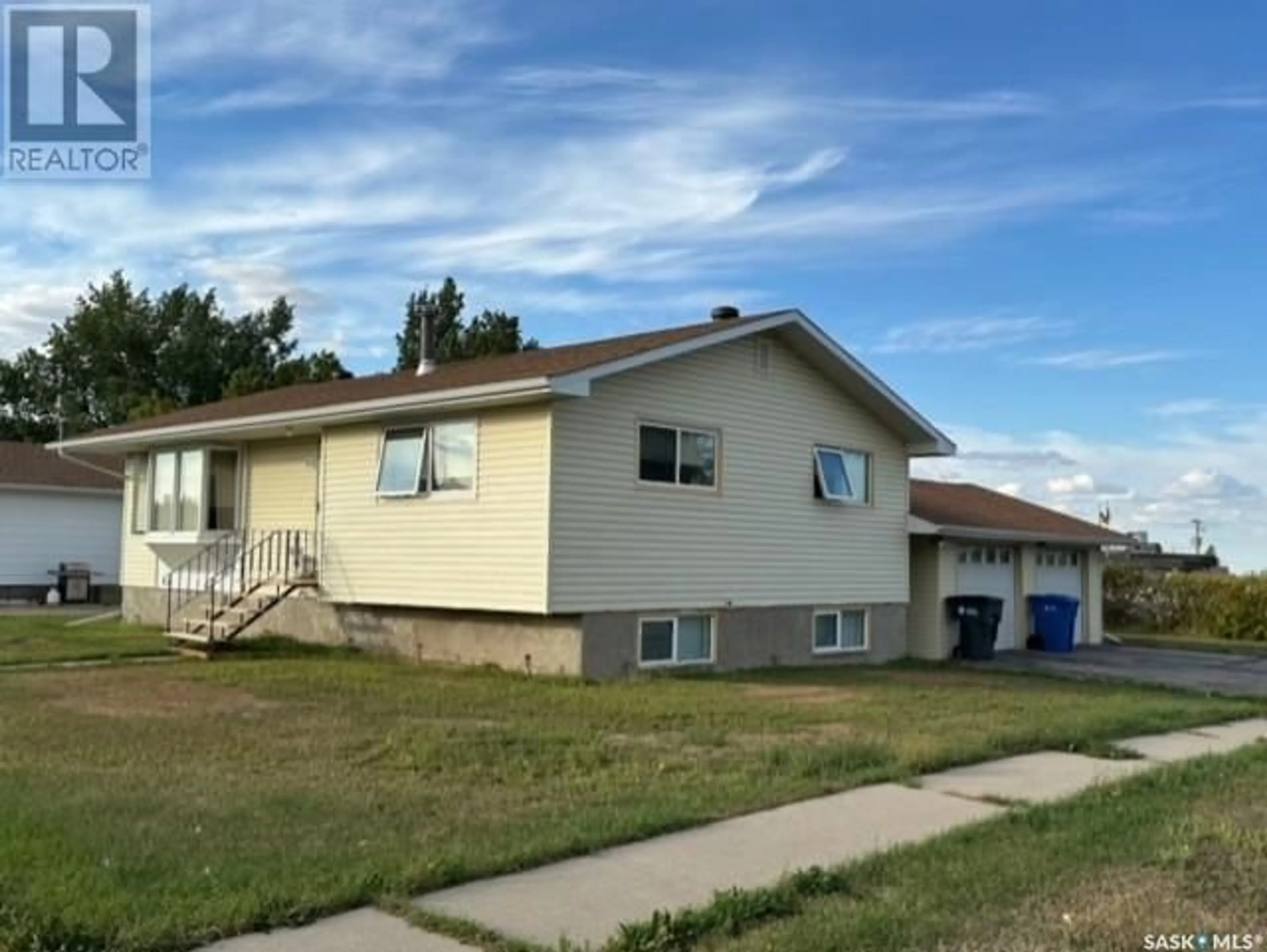 Frontside or backside of a home for 303 Dominion BAY, Central Butte Saskatchewan S0H0T0