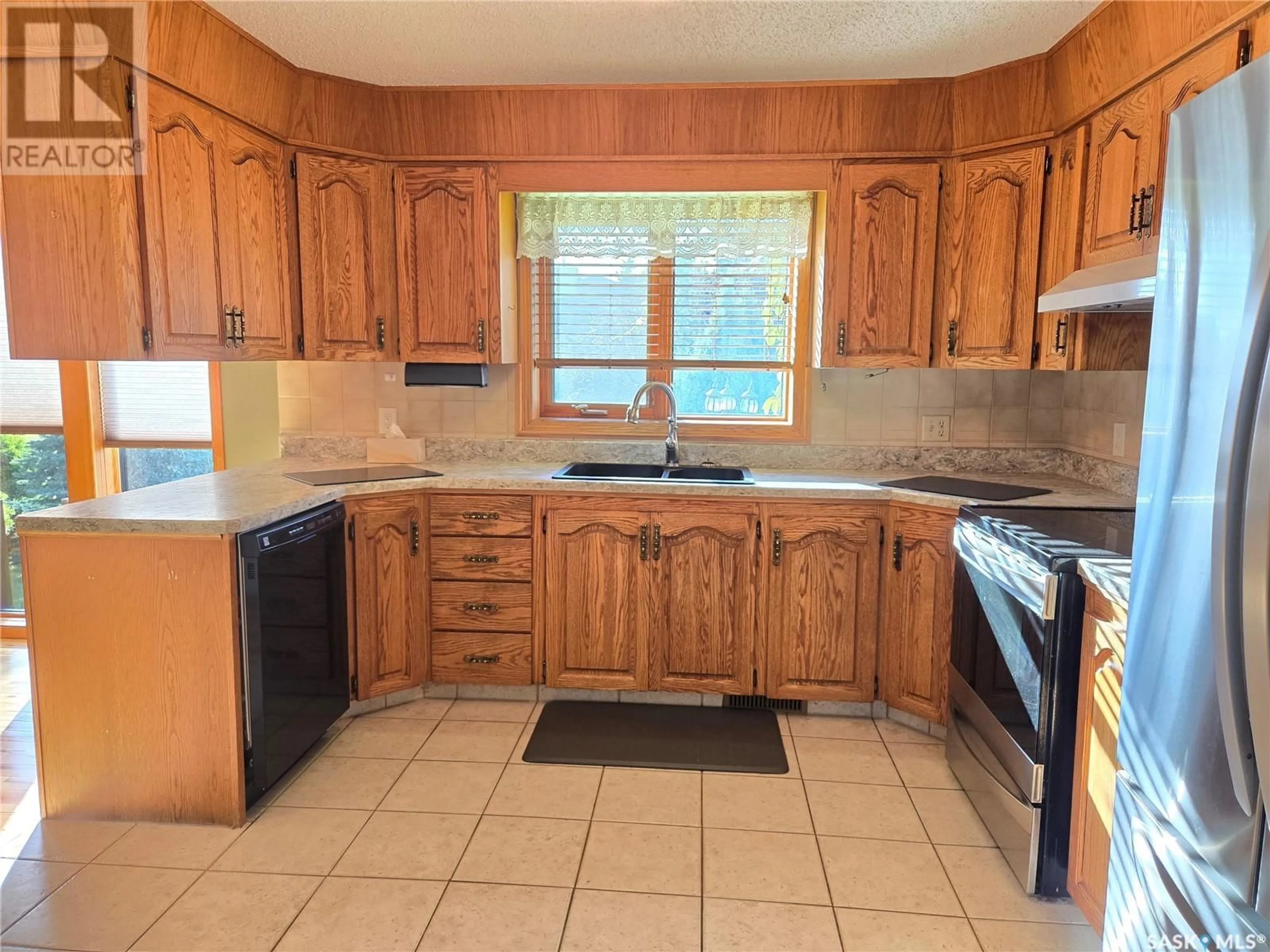 Standard kitchen, wood floors, cottage for 211 Maple STREET, Outlook Saskatchewan S0L2N0