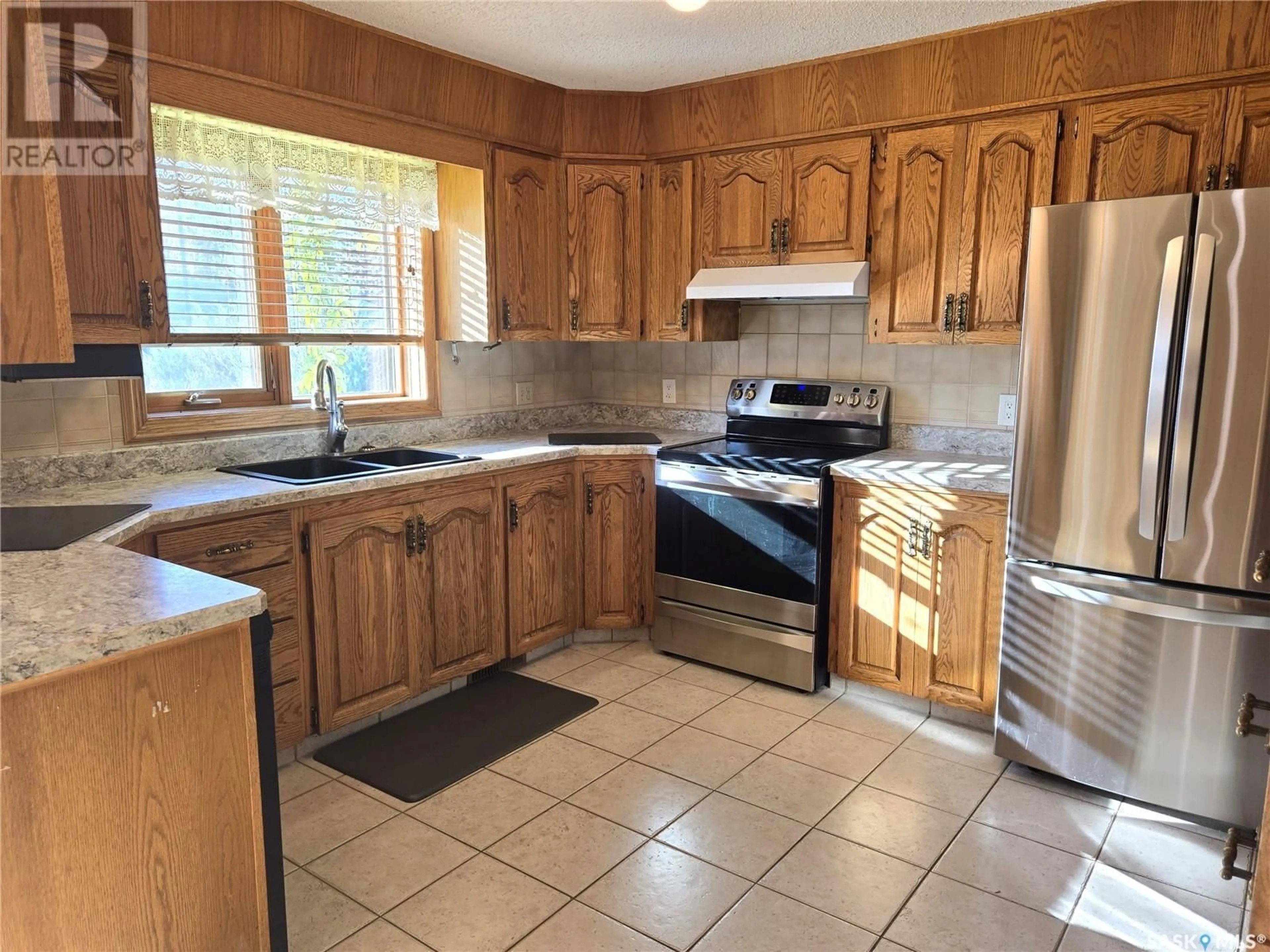 Standard kitchen, wood floors, cottage for 211 Maple STREET, Outlook Saskatchewan S0L2N0