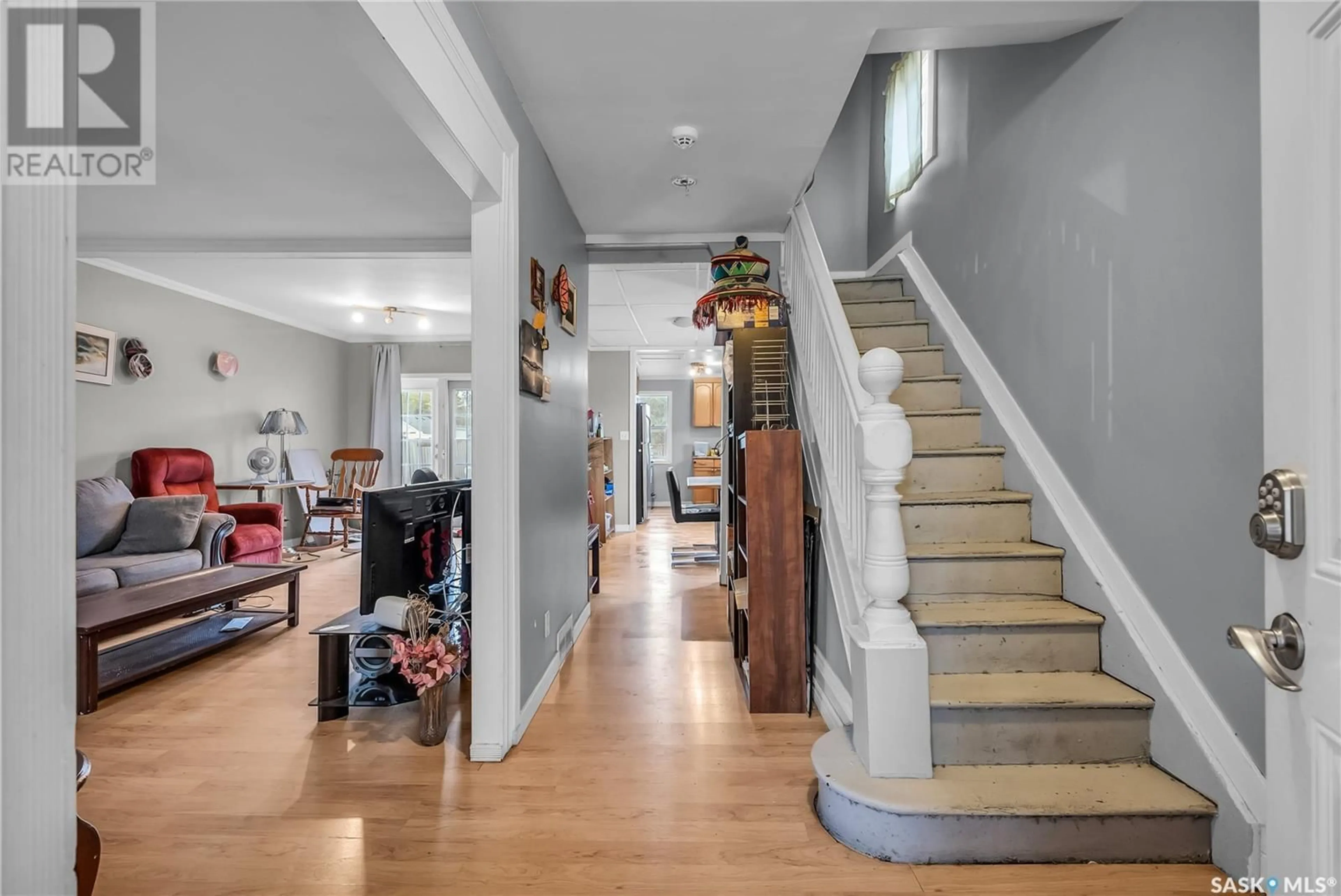 Indoor foyer, wood floors for 111 I AVENUE S, Saskatoon Saskatchewan S7M1X7