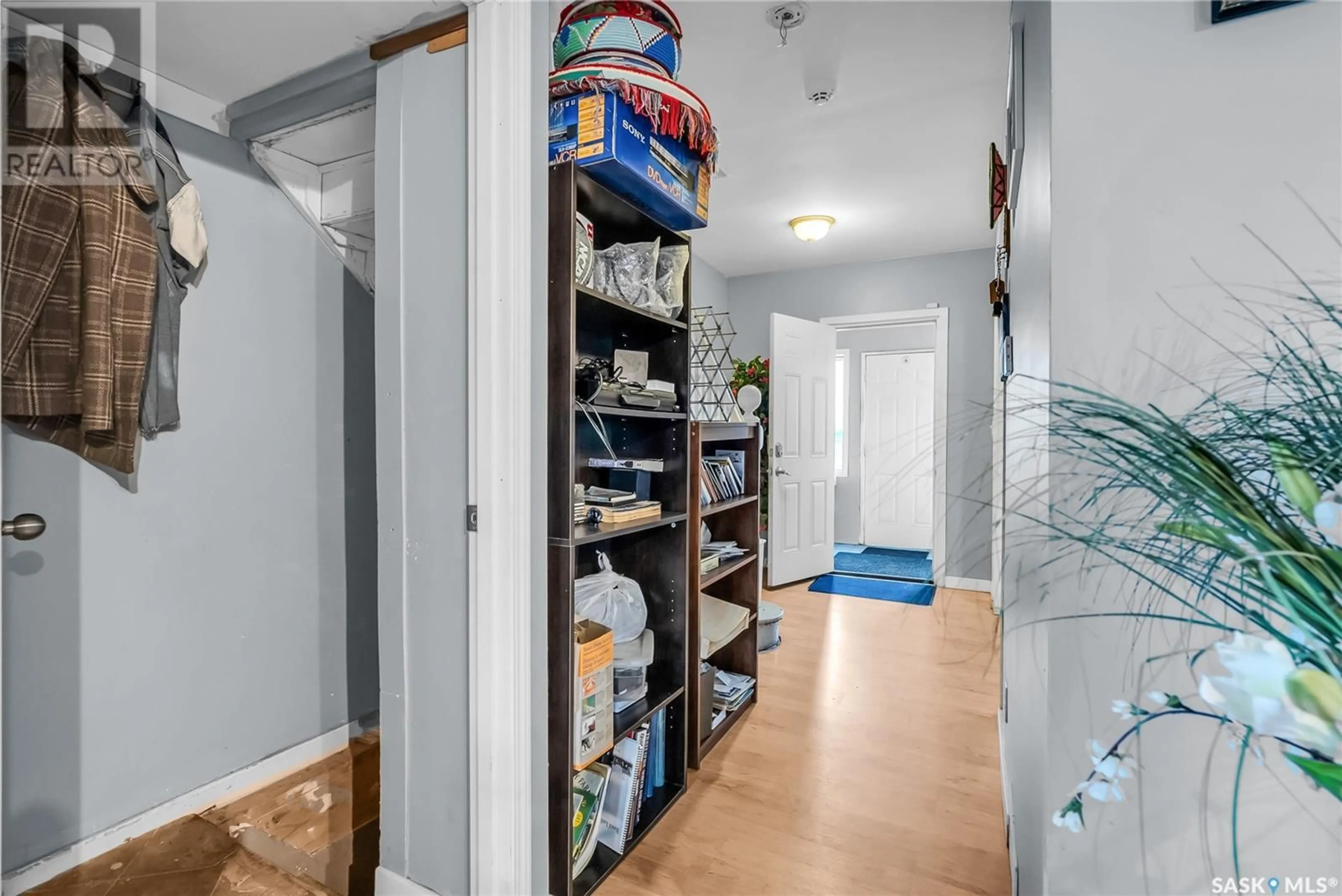 Indoor entryway, wood floors for 111 I AVENUE S, Saskatoon Saskatchewan S7M1X7