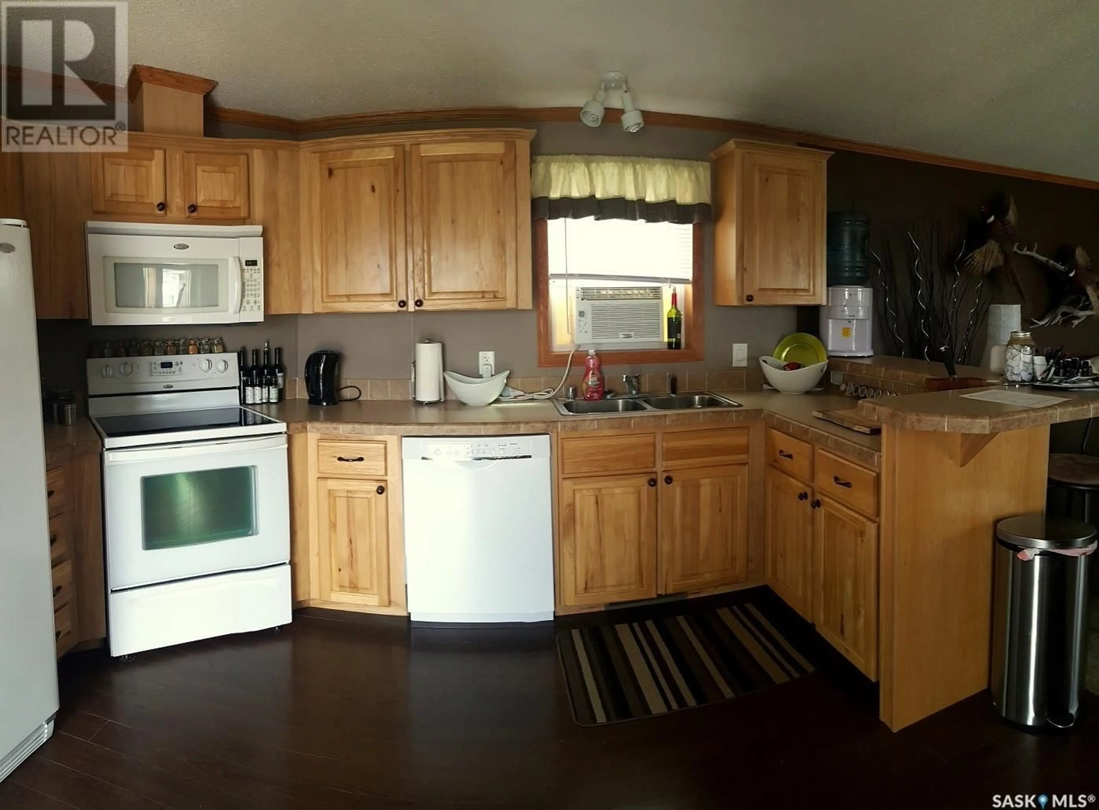 Standard kitchen, wood/laminate floor for 175 Robinson AVENUE, Macoun Saskatchewan S0C1P0