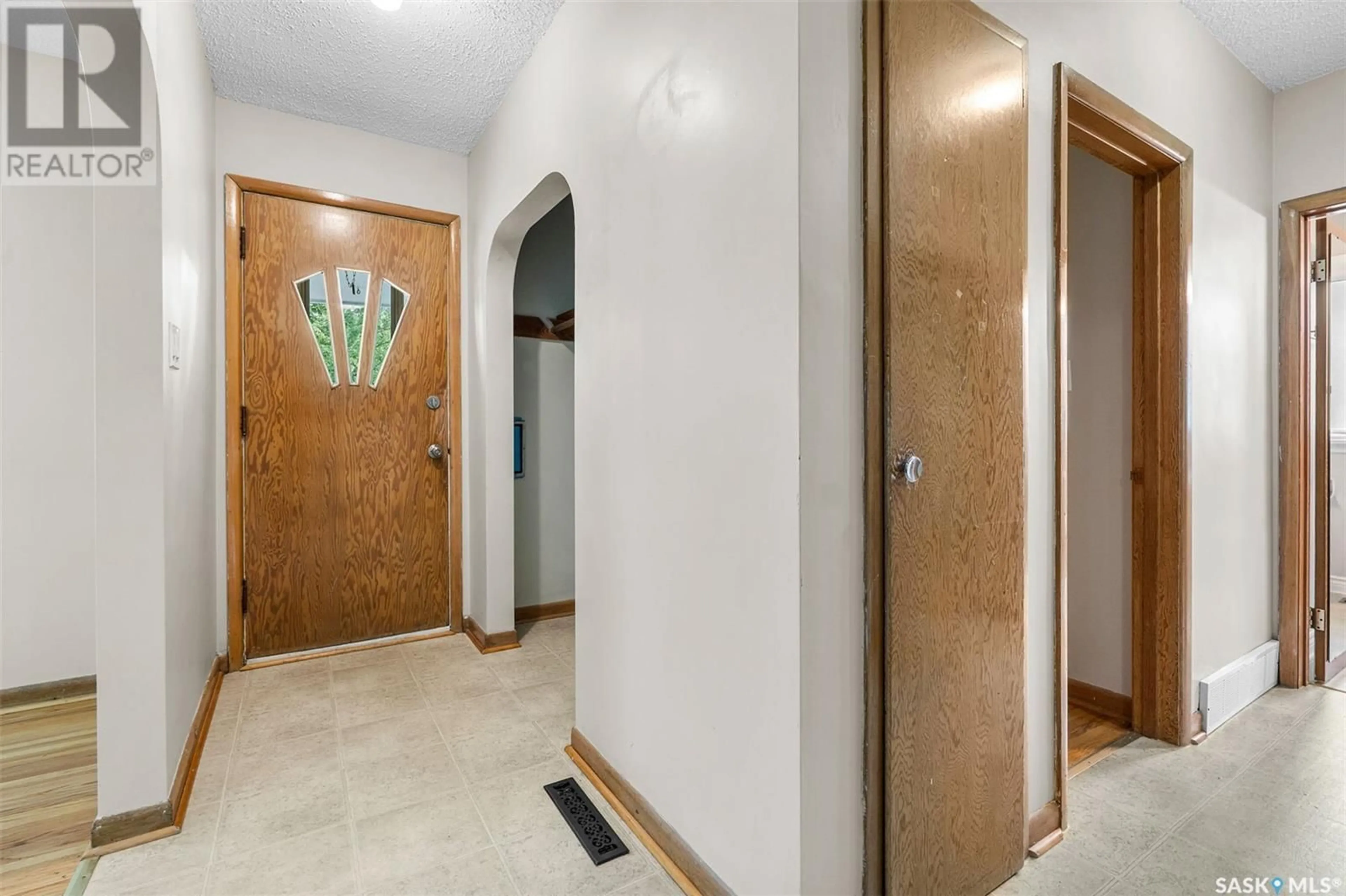 Indoor foyer for 1410 Cumberland AVENUE S, Saskatoon Saskatchewan S7H2M1