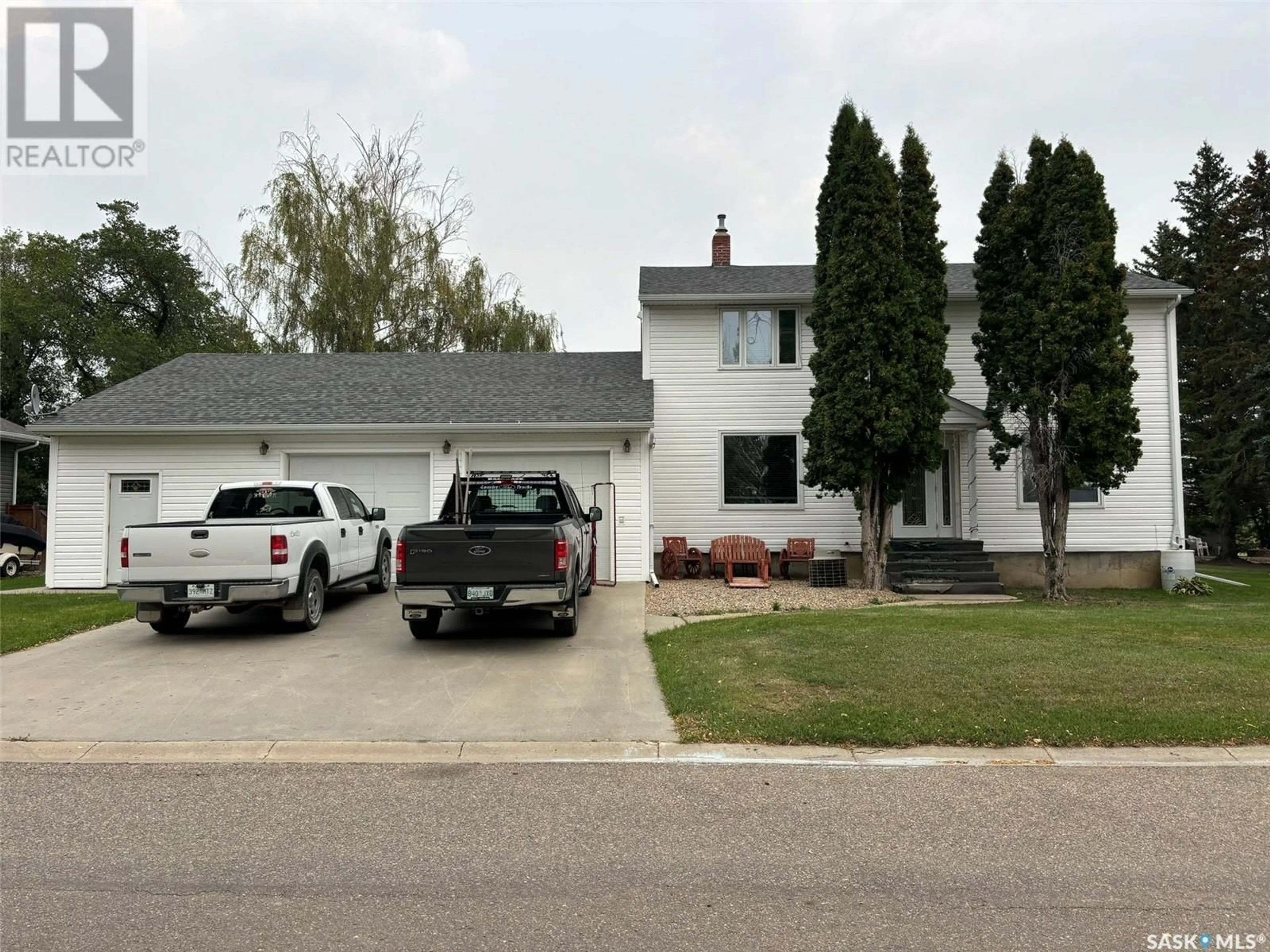 Home with vinyl exterior material, street for 708 1st STREET E, Wilkie Saskatchewan S0K4W0