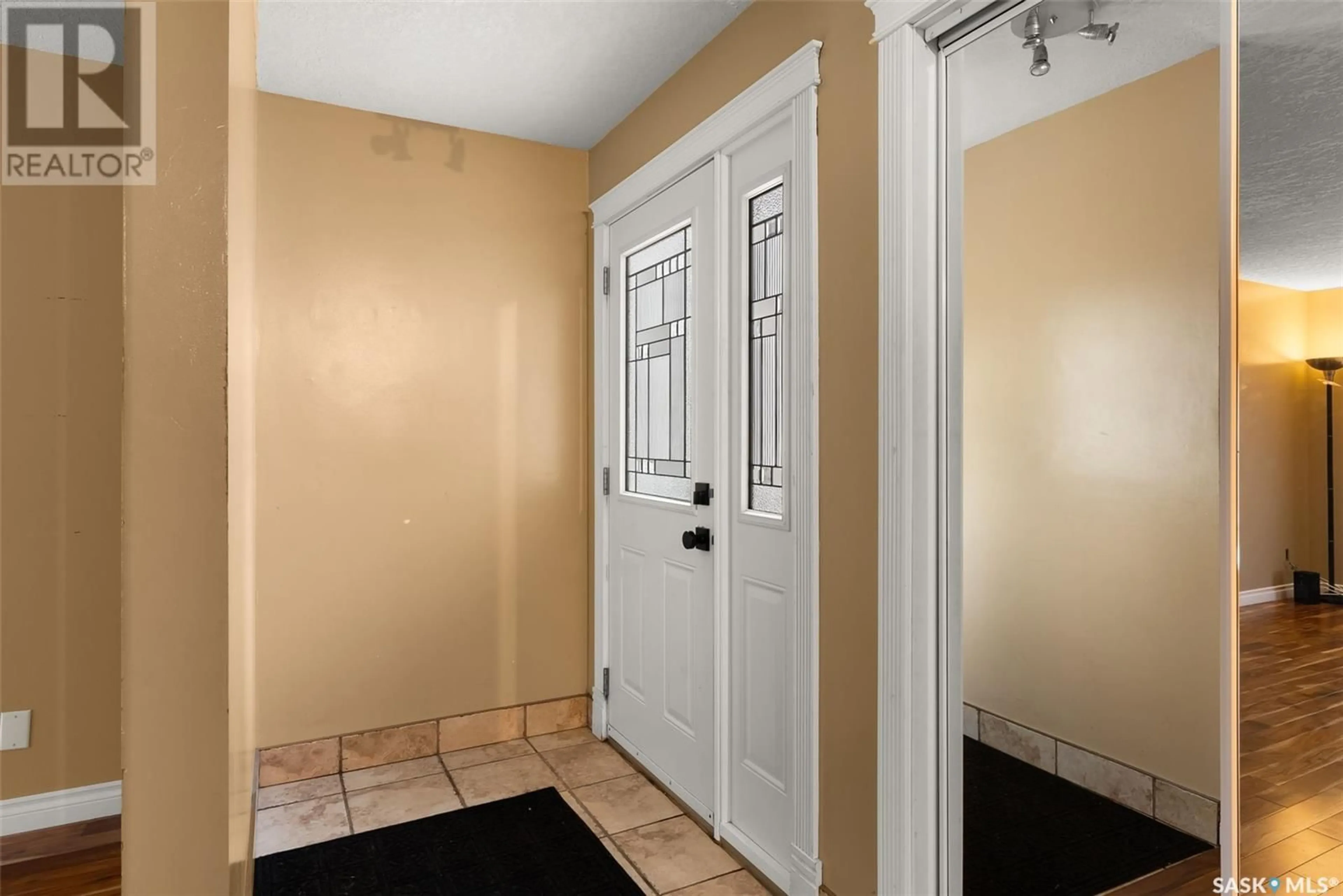 Indoor entryway for 714 Callander CRESCENT N, Regina Saskatchewan S4X2B4