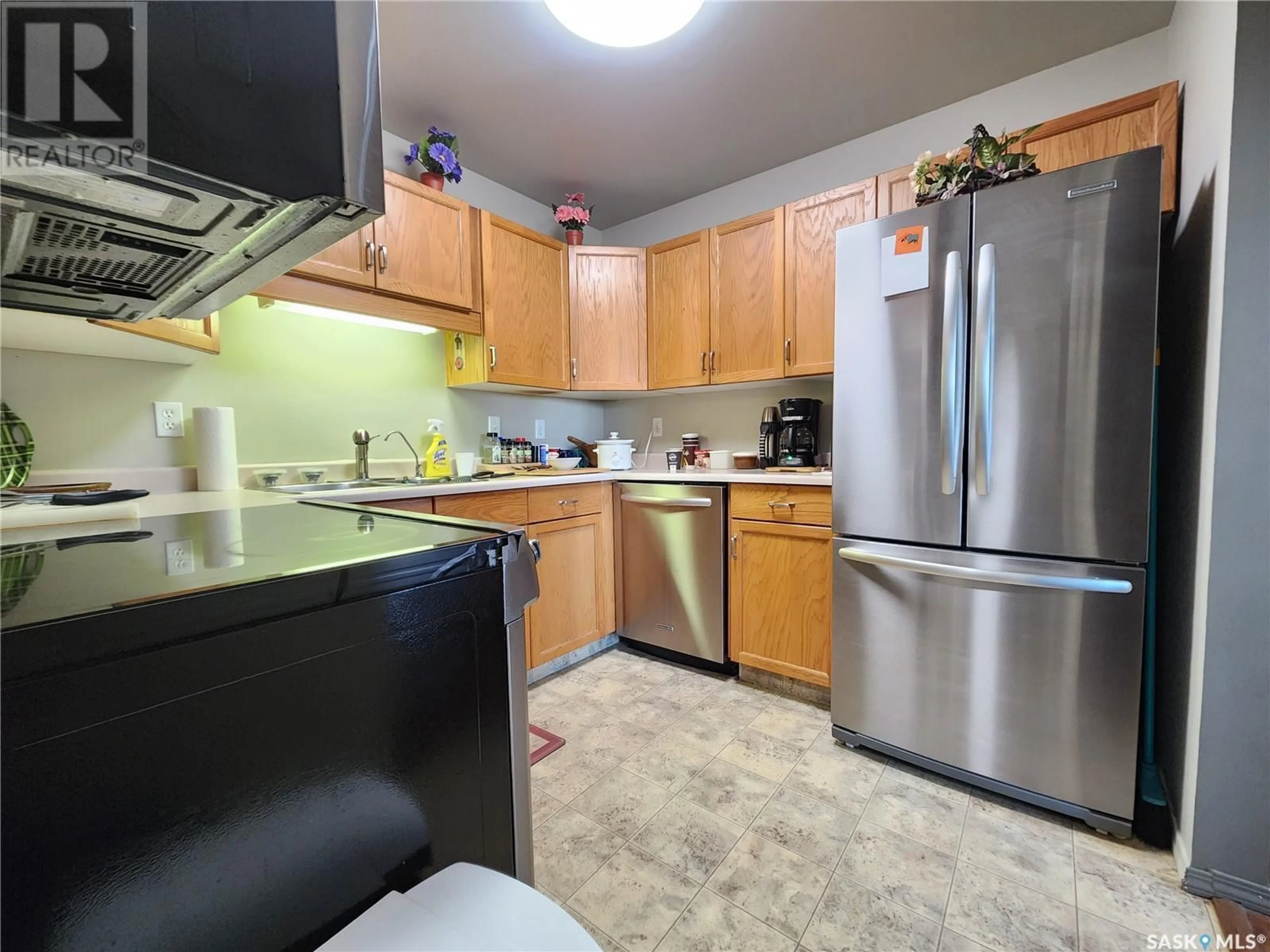 Standard kitchen, unknown for 102 - 105 1ST AVENUE, Caronport Saskatchewan S0H0S0