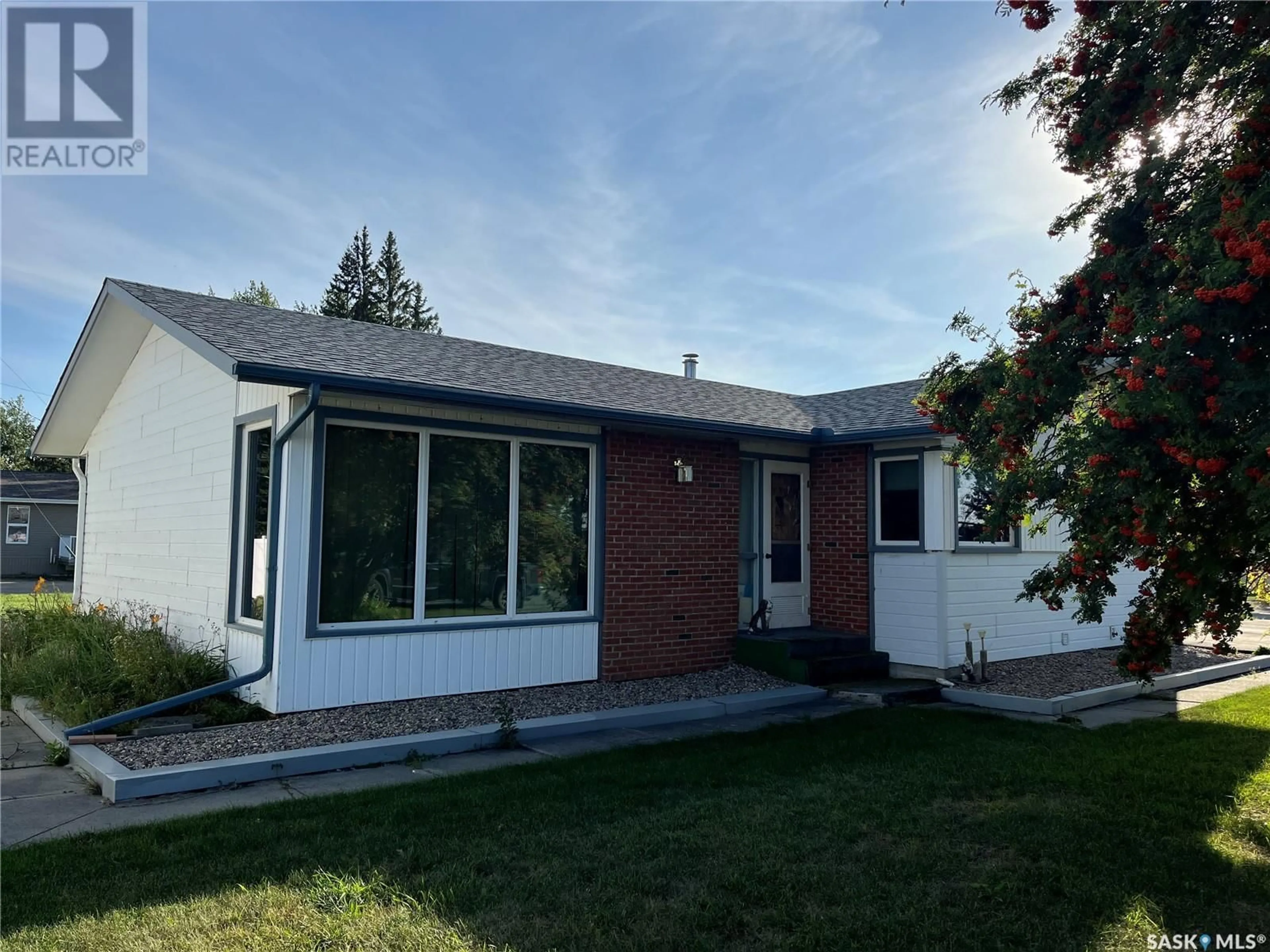 Home with vinyl exterior material, street for 702 PORTAGE AVENUE, Wadena Saskatchewan S0A4J0