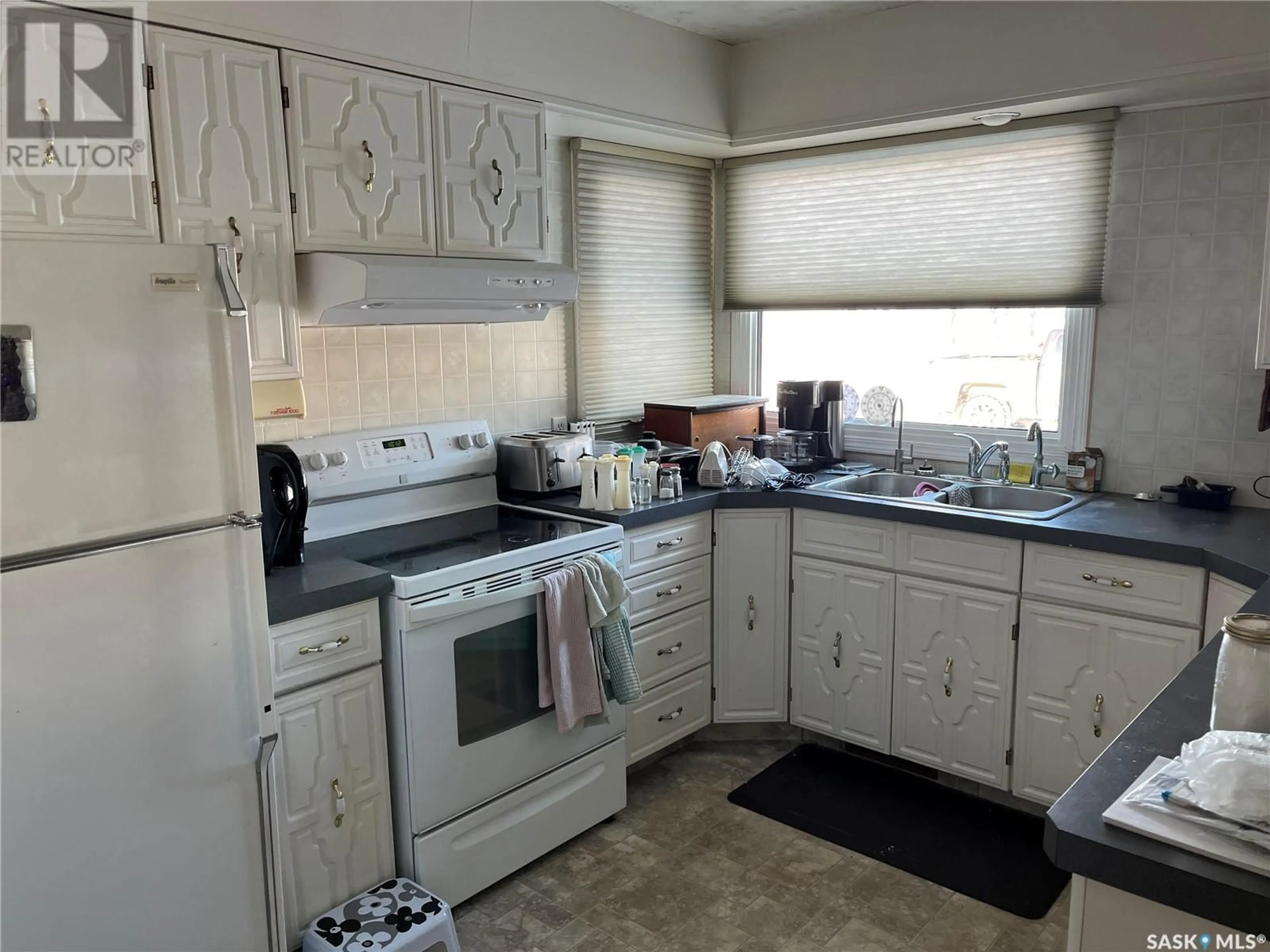 Standard kitchen, unknown for 702 PORTAGE AVENUE, Wadena Saskatchewan S0A4J0