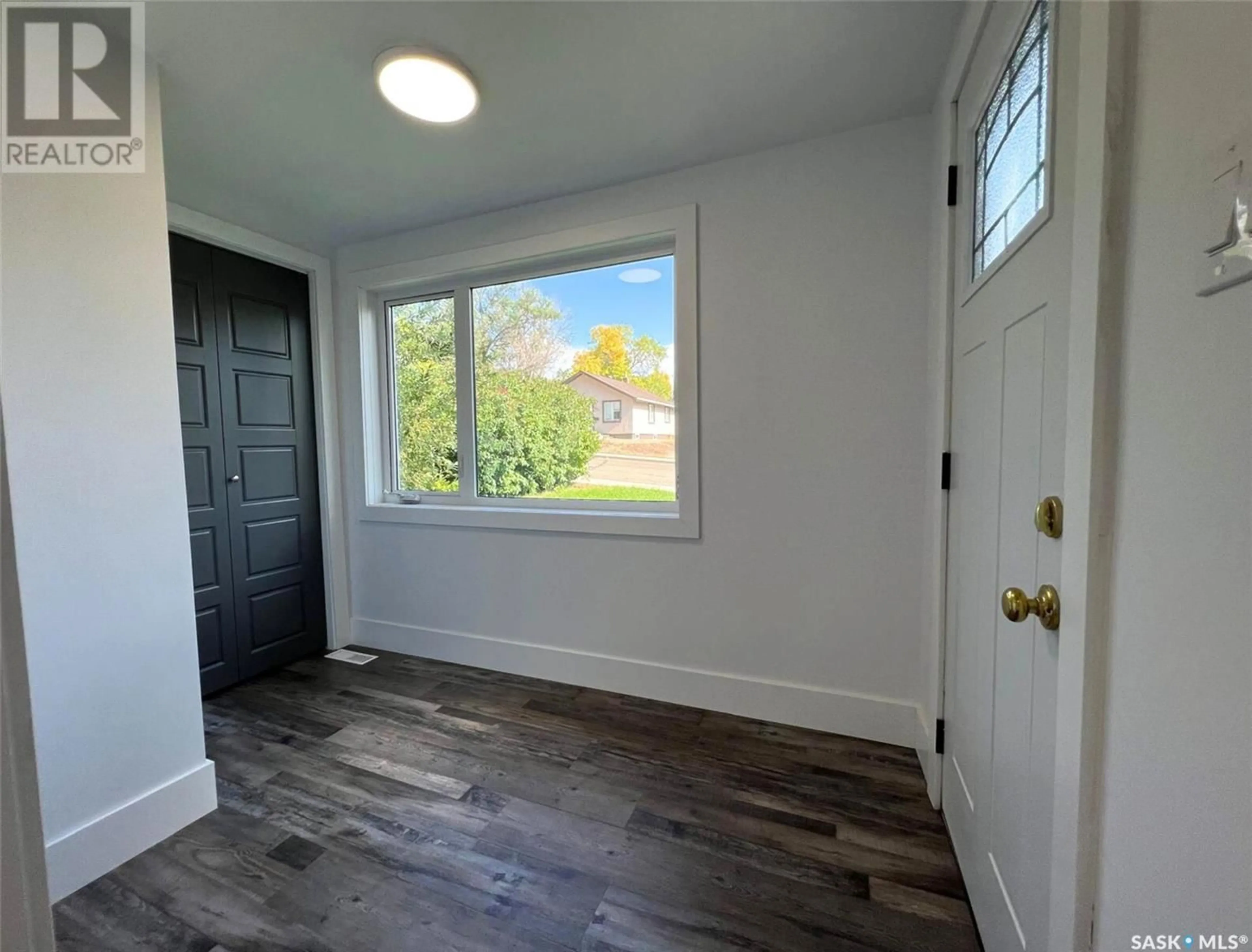 Indoor entryway, wood floors for 448 1st AVENUE NE, Swift Current Saskatchewan S9H2B6