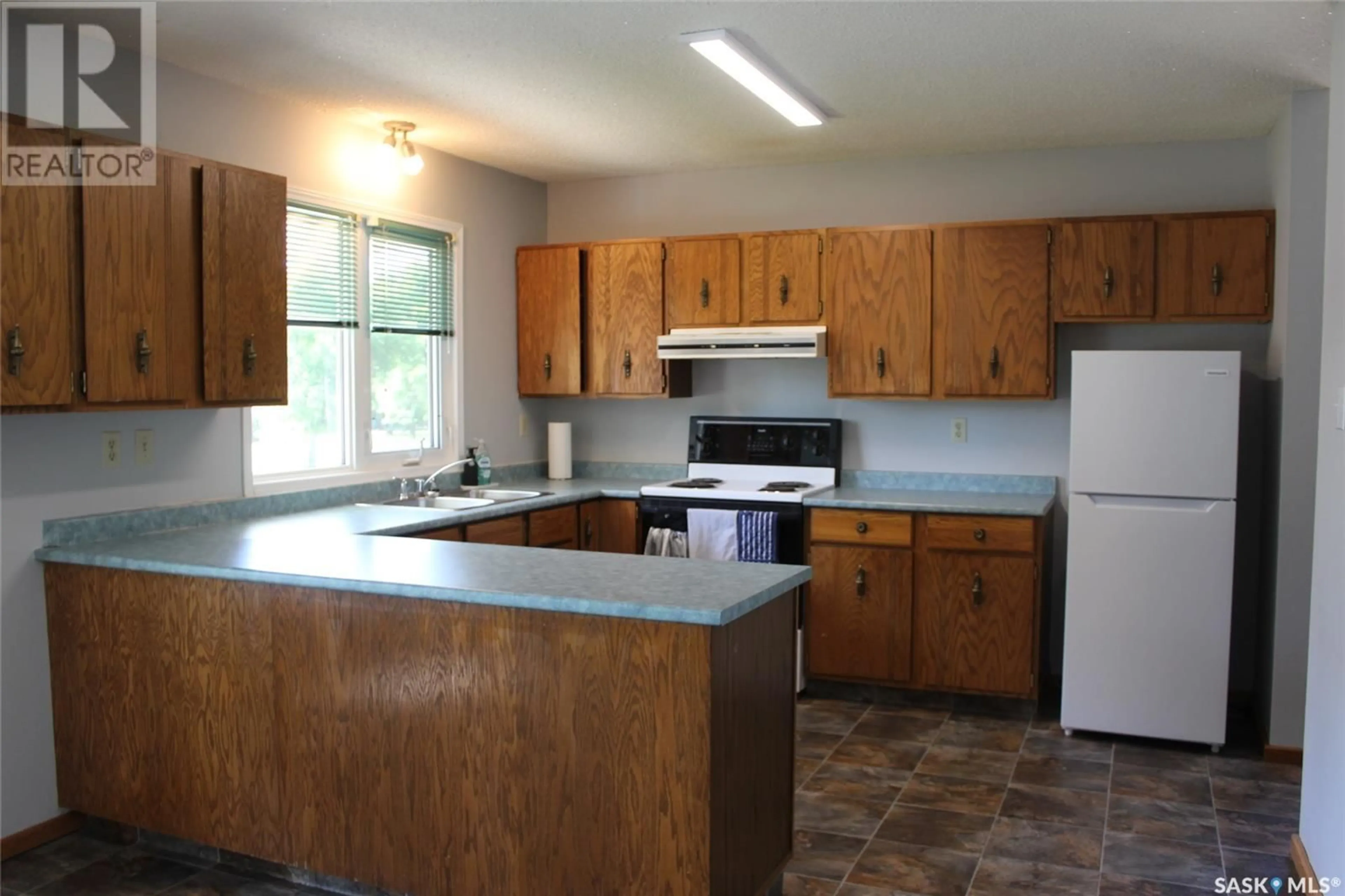 Standard kitchen for 242 Cedar AVENUE N, Eastend Saskatchewan S0N0T0