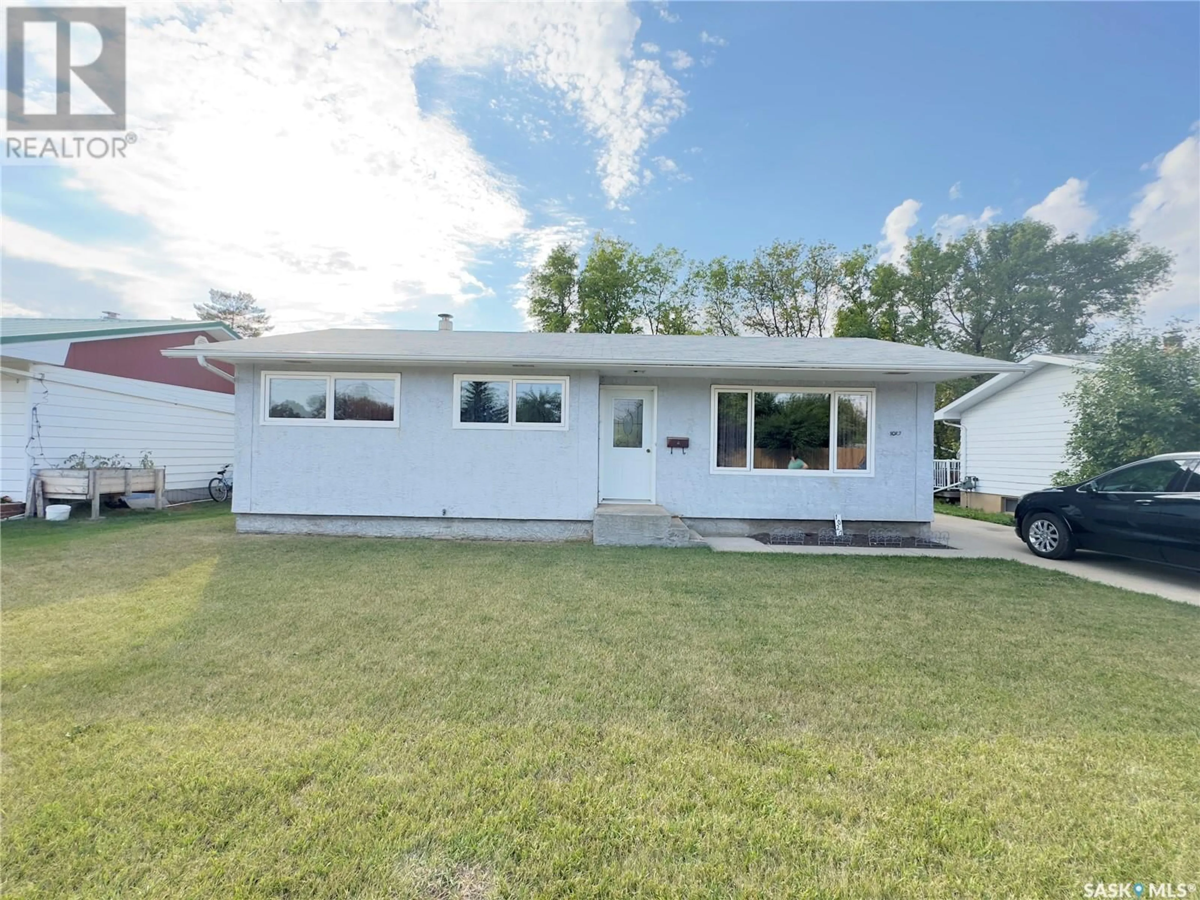 Home with vinyl exterior material for 1027 7th STREET, Humboldt Saskatchewan S0K2A0