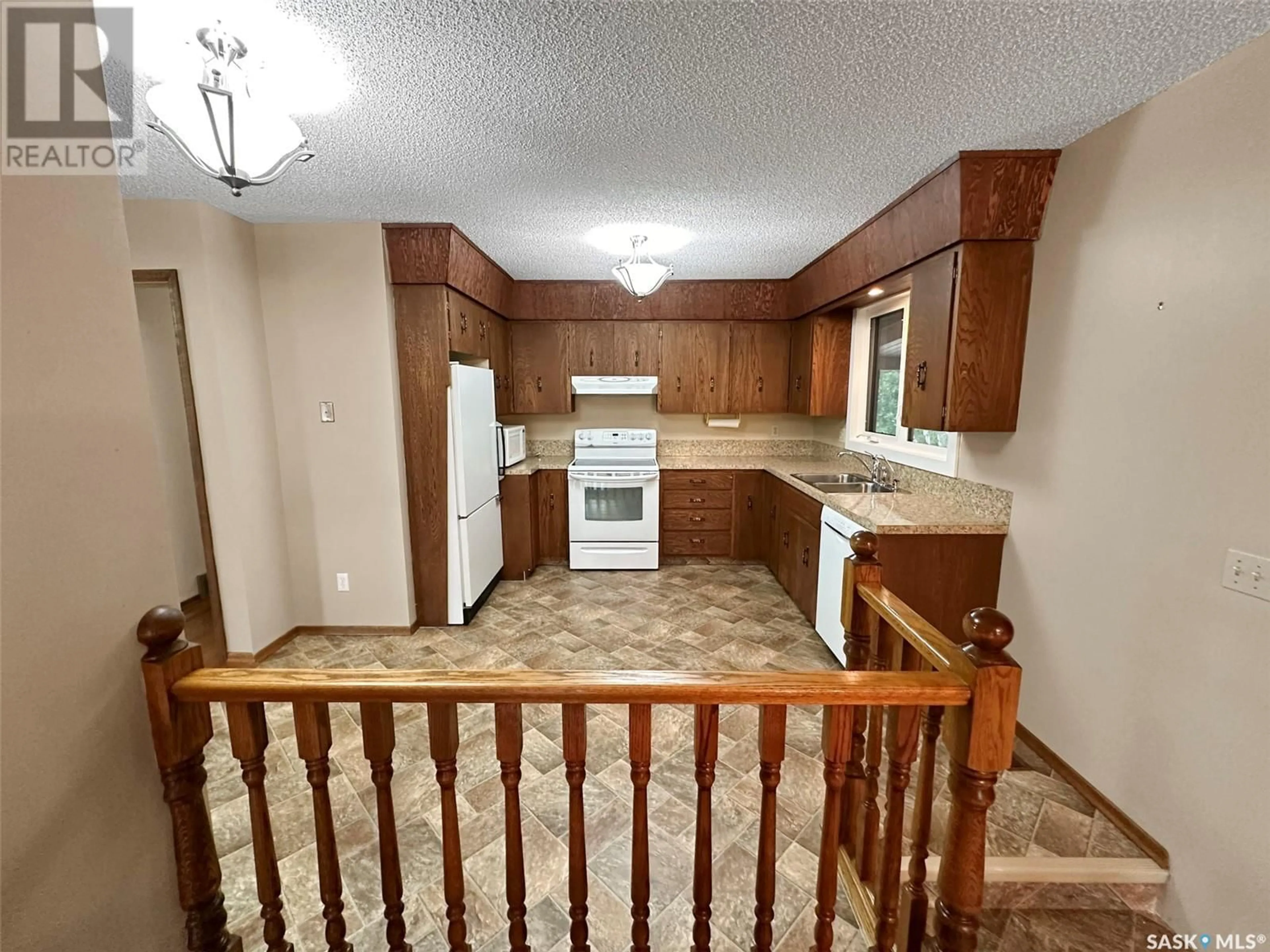 Standard kitchen, wood floors, cottage for 105 MacDonald PLACE, Swift Current Saskatchewan S9H4A5