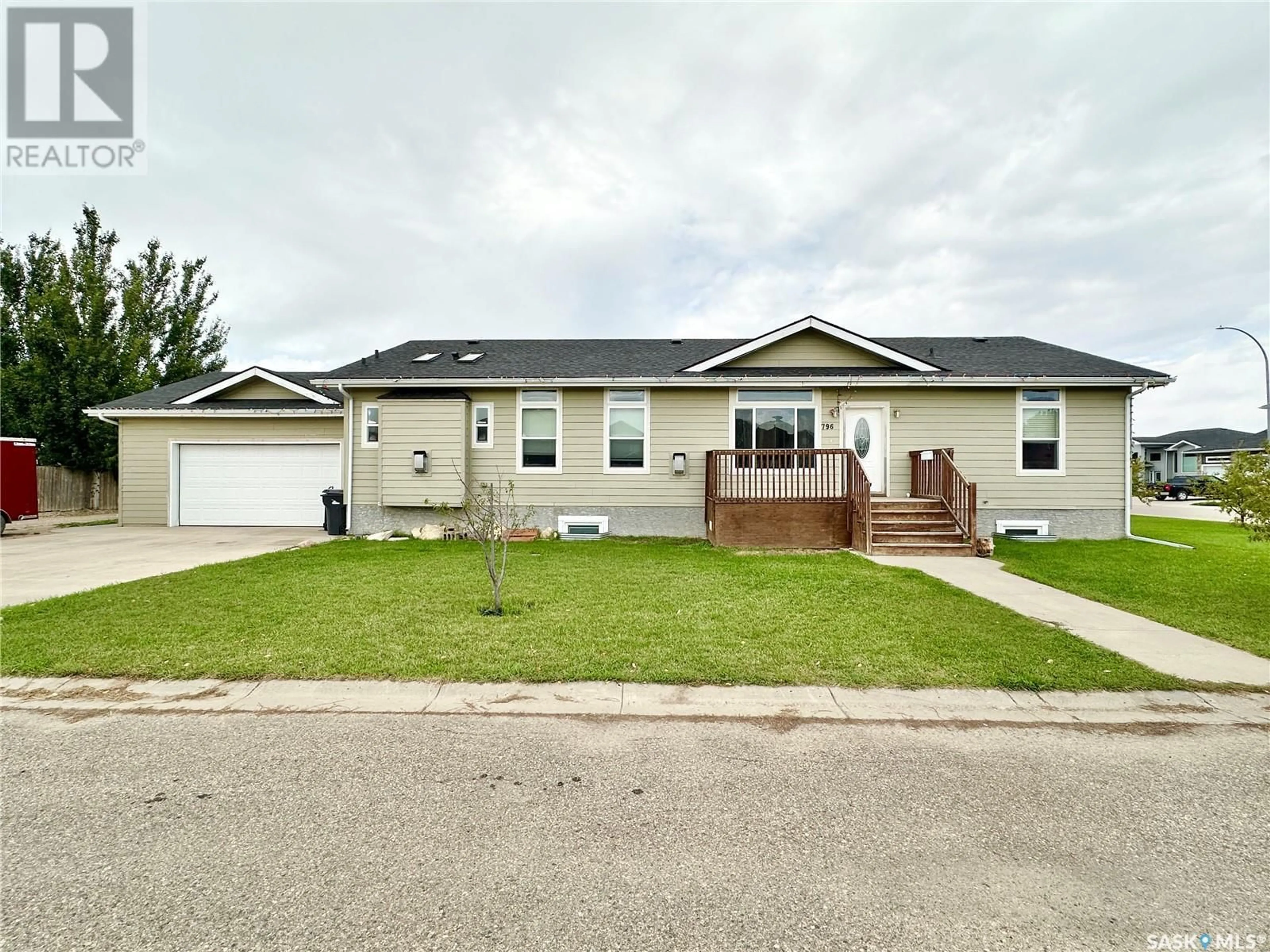 Frontside or backside of a home for 796 Johnston DRIVE, Weyburn Saskatchewan S4H3M5