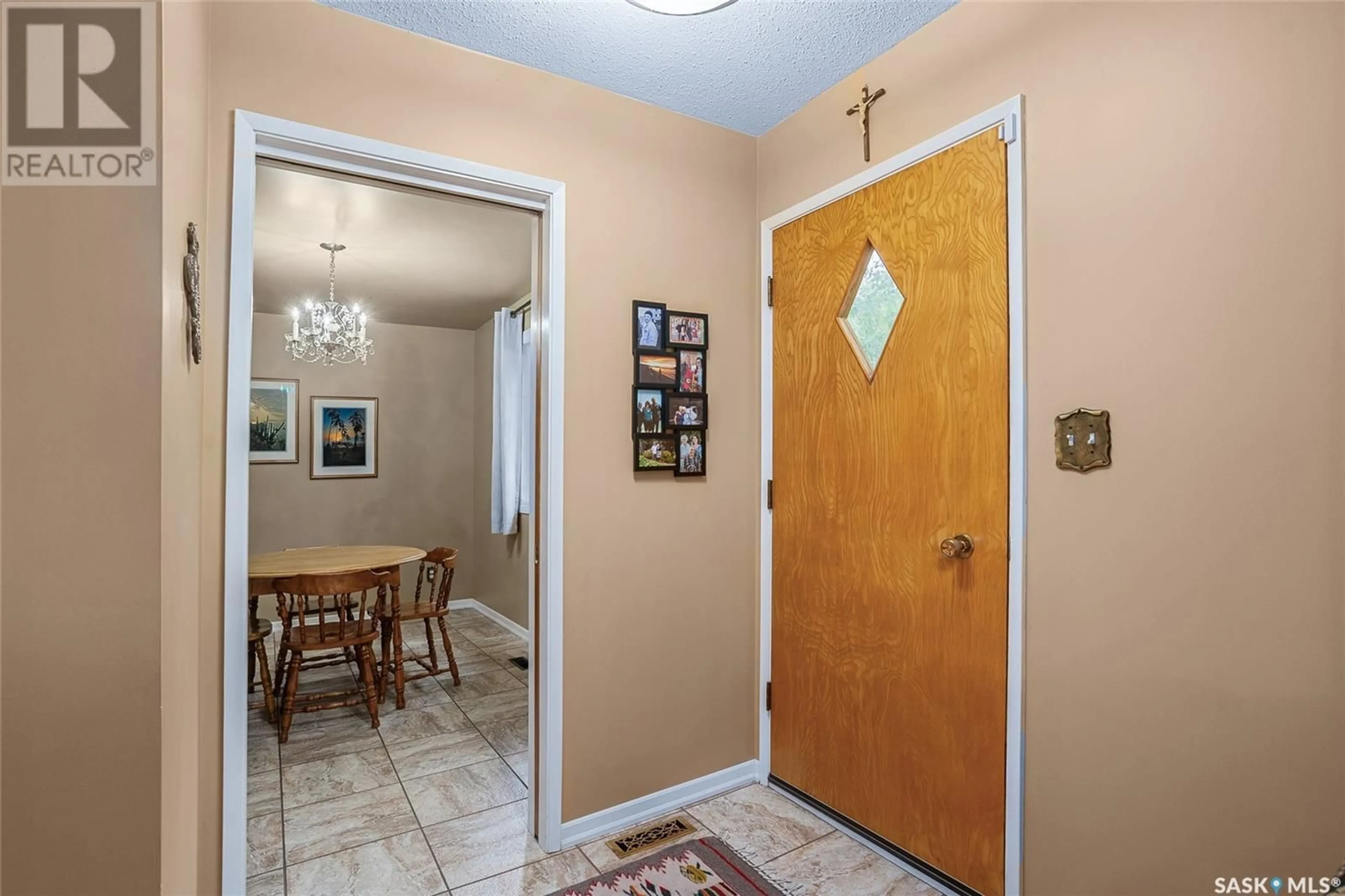 Indoor entryway for 1507 G AVENUE N, Saskatoon Saskatchewan S7L2B1