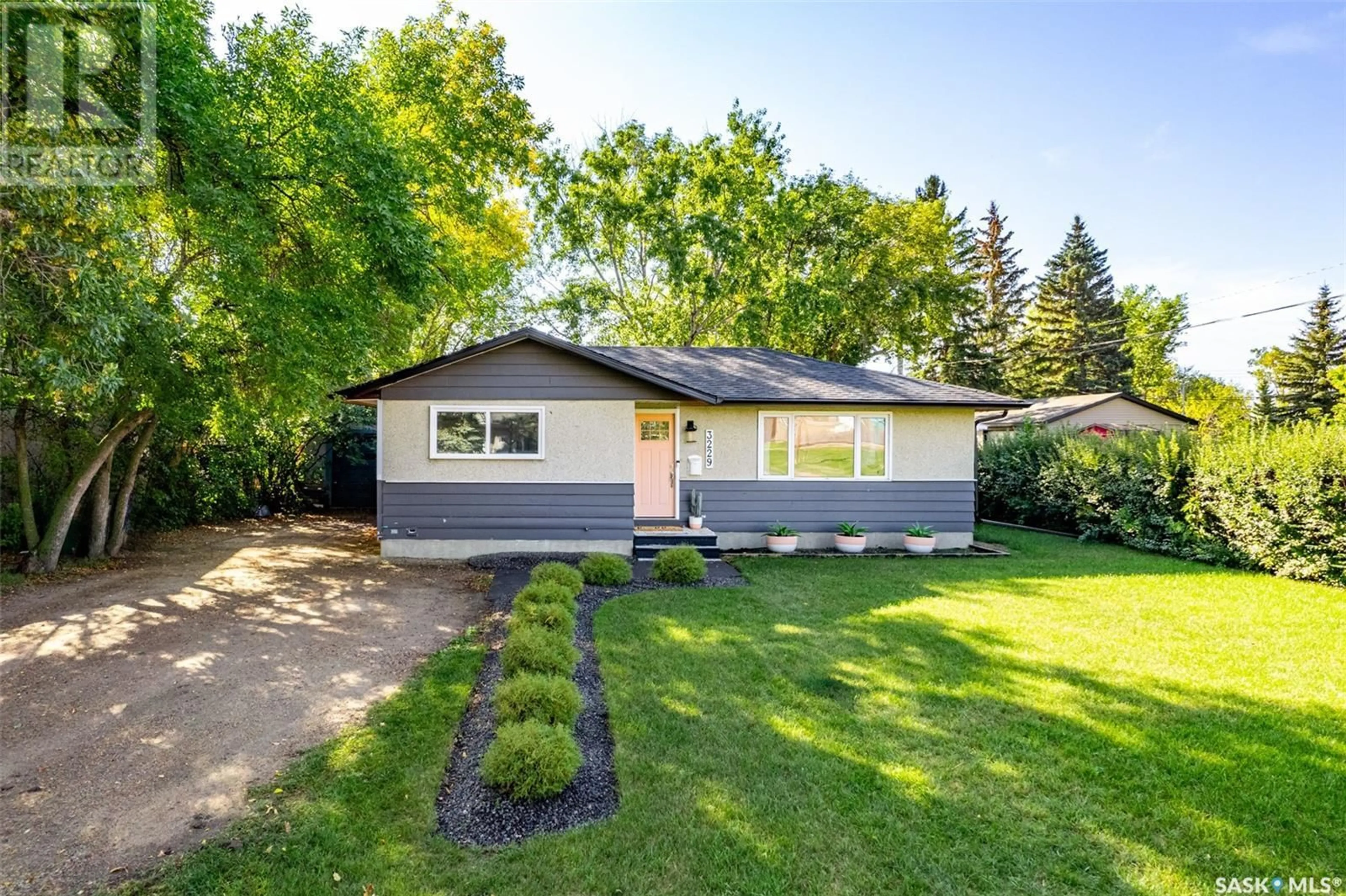 Frontside or backside of a home for 3229 Mountbatten STREET, Saskatoon Saskatchewan S7M3T8