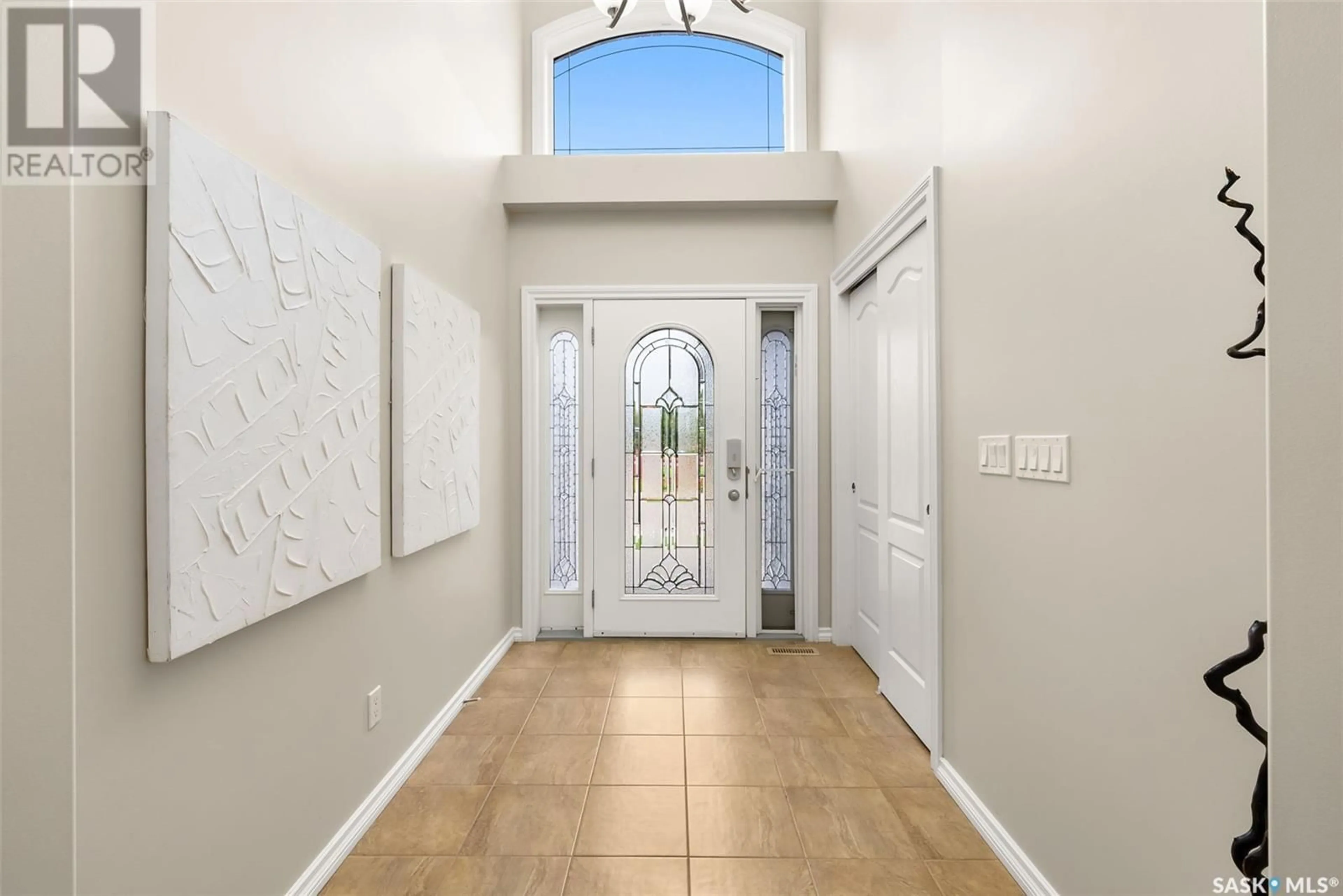 Indoor entryway for 8179 Wascana Gardens DRIVE, Regina Saskatchewan S4V1E8