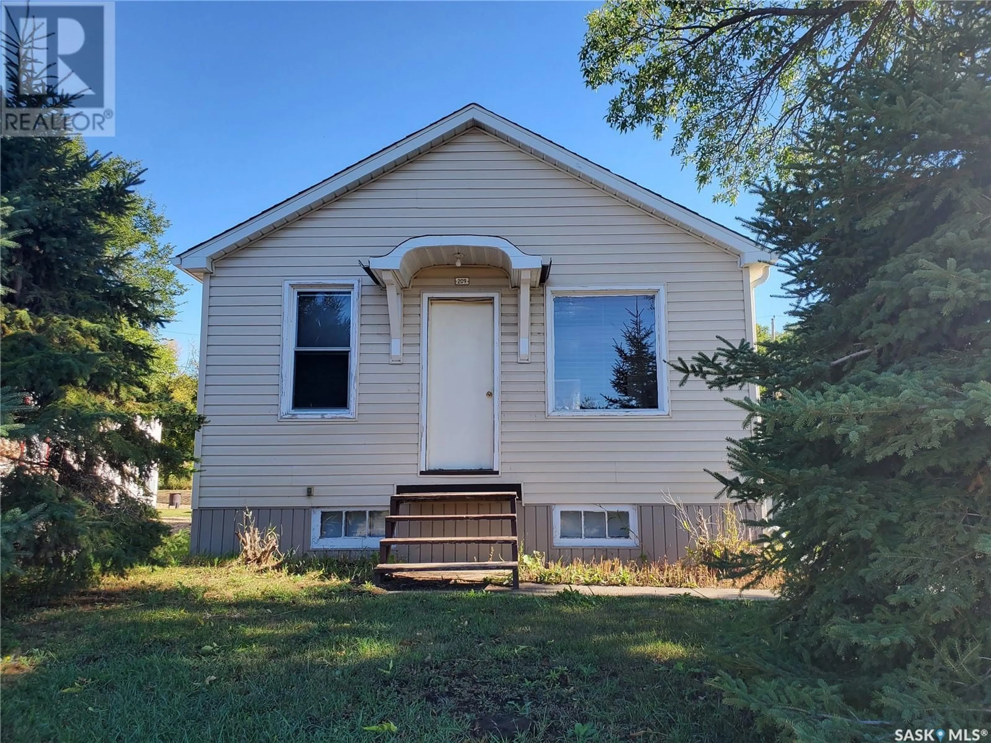 Home with vinyl exterior material, street for 209 NYKOLAISHEN DRIVE, Kamsack Saskatchewan S0A1S0