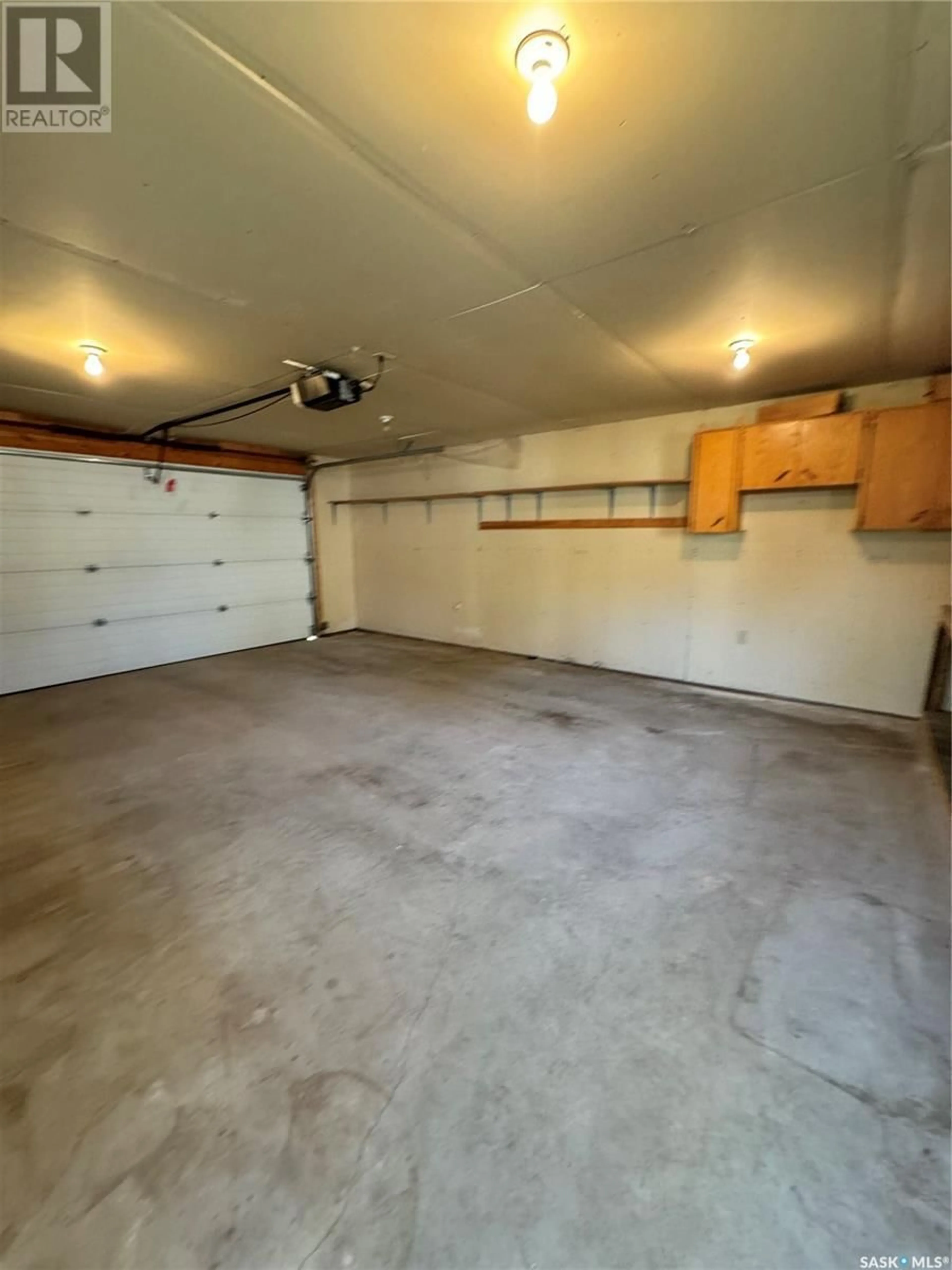 Indoor garage, cement floor for 532 Simpson CRESCENT, Hudson Bay Saskatchewan S0E0Y0