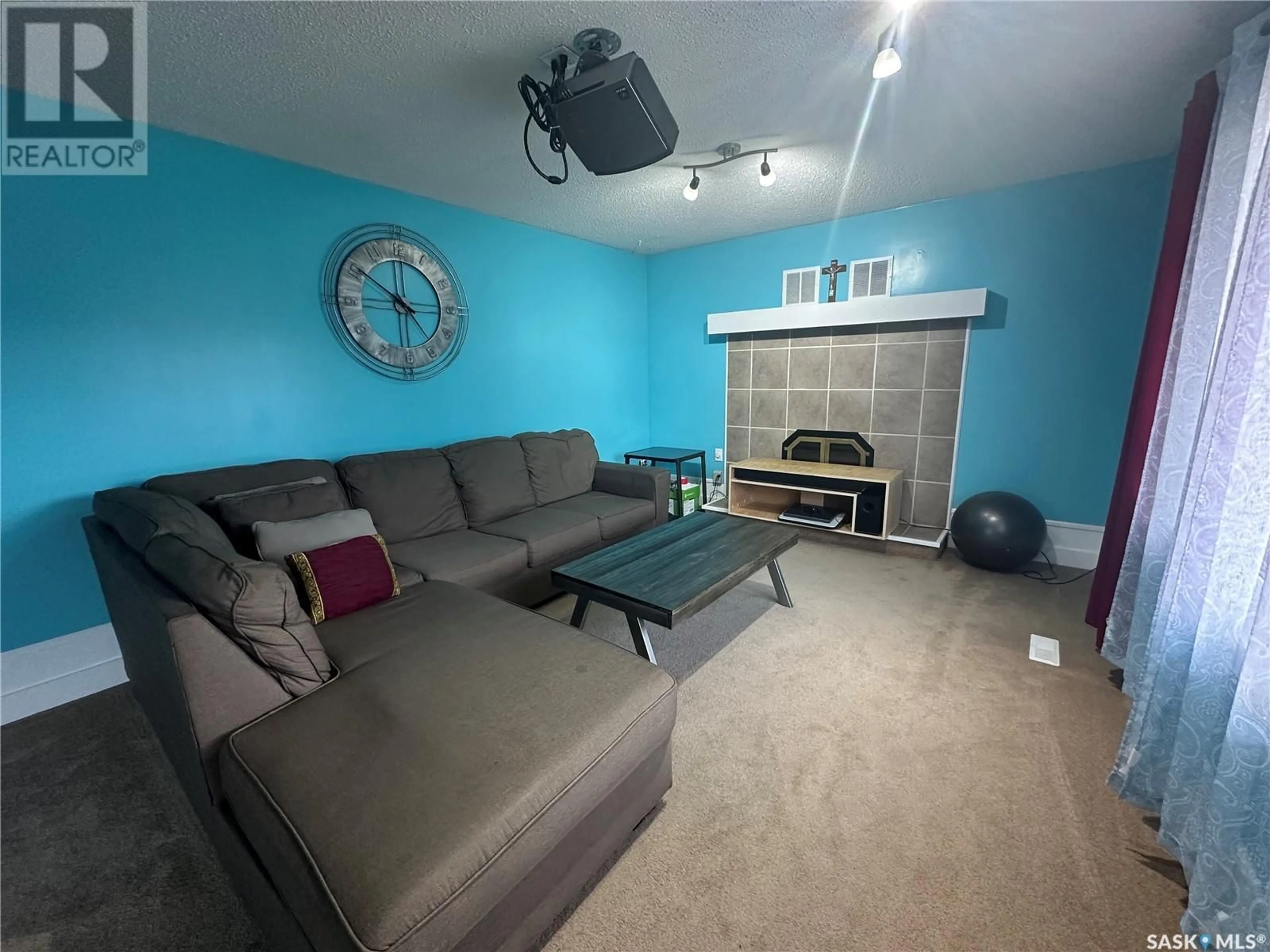 Living room, carpet floors for 242 Onstad CRESCENT, Weyburn Saskatchewan S4H2T4