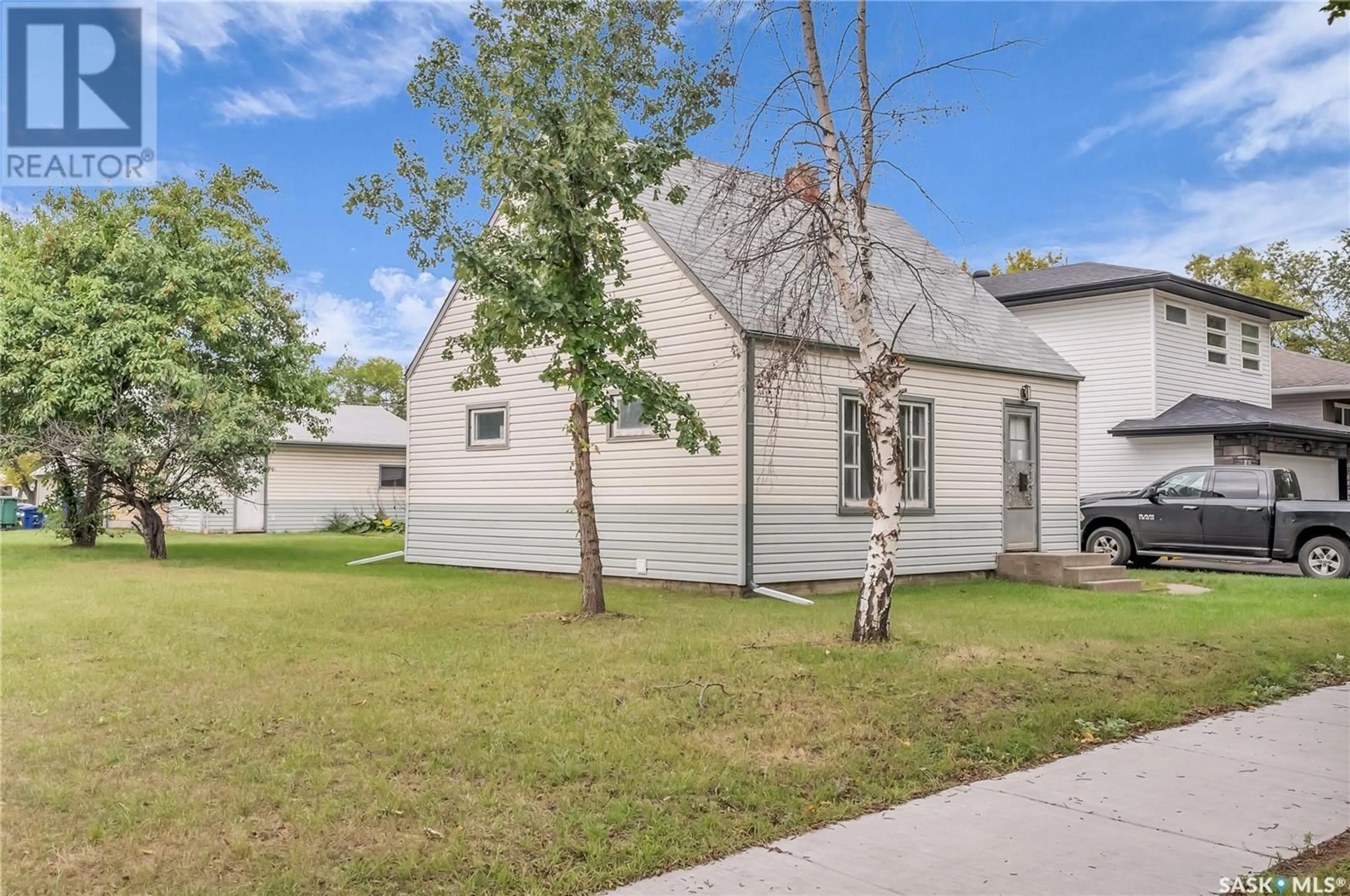 Frontside or backside of a home for 929 K AVENUE S, Saskatoon Saskatchewan S7M2E9