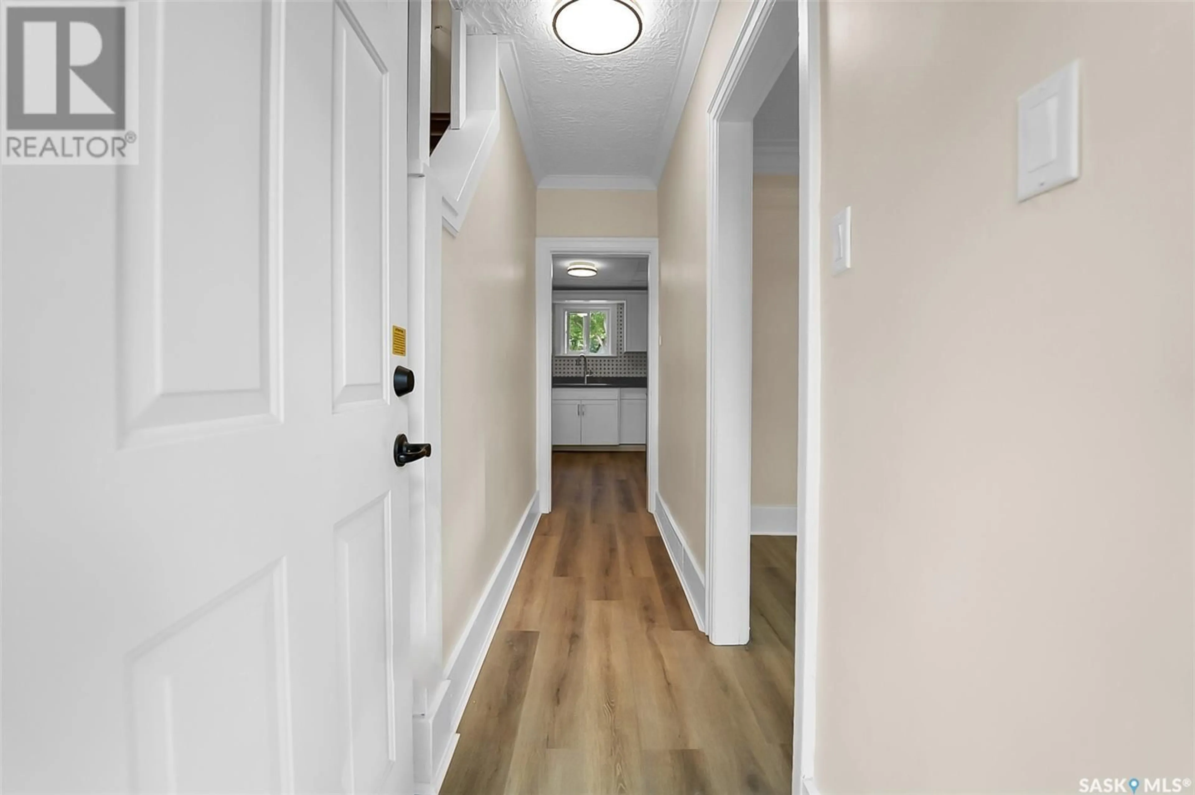 Indoor entryway, wood floors for 307 Clarence AVENUE S, Saskatoon Saskatchewan S7N1H5