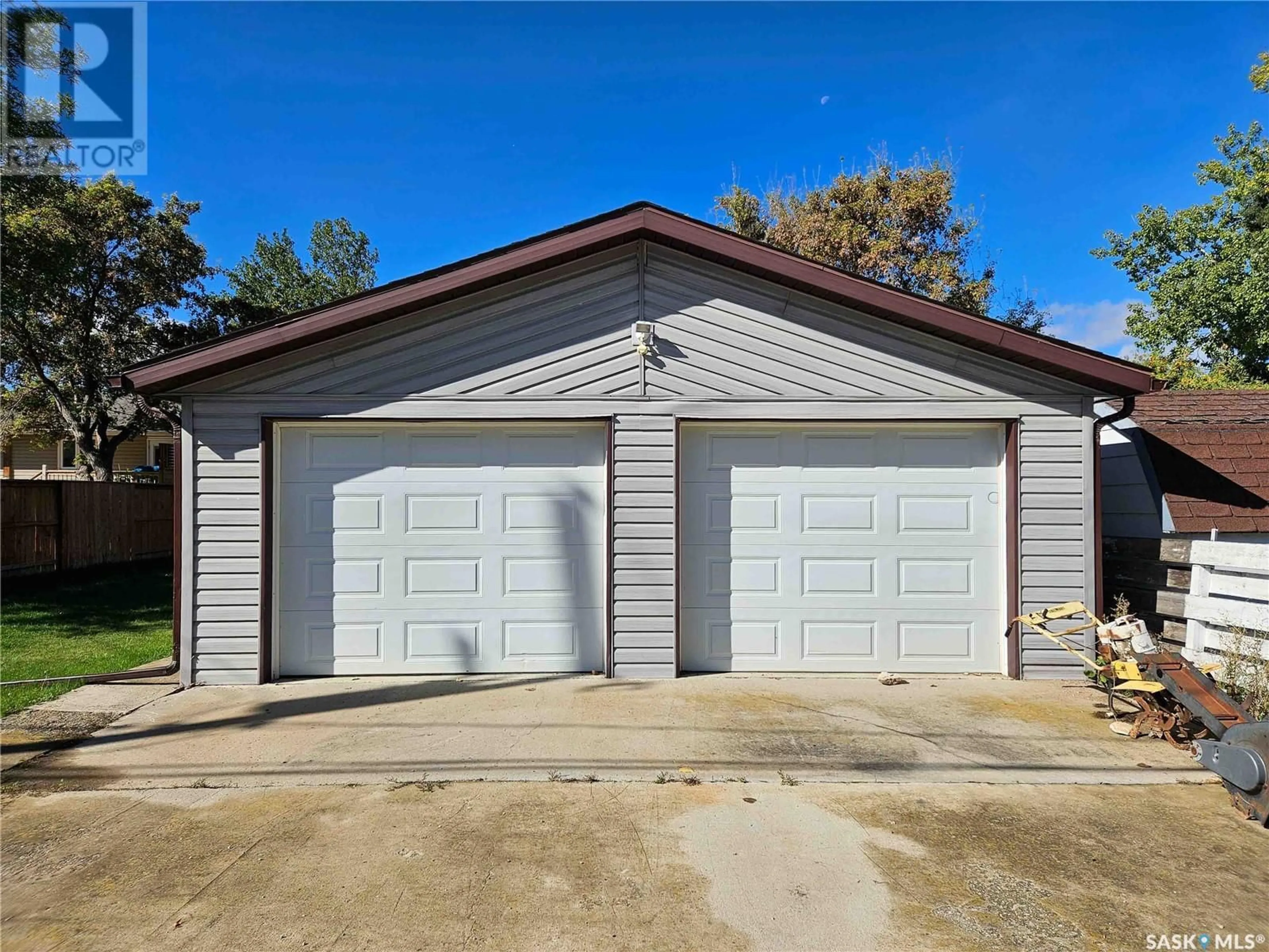 Indoor garage for 1116 MAIN STREET, Rosetown Saskatchewan S0L2V0