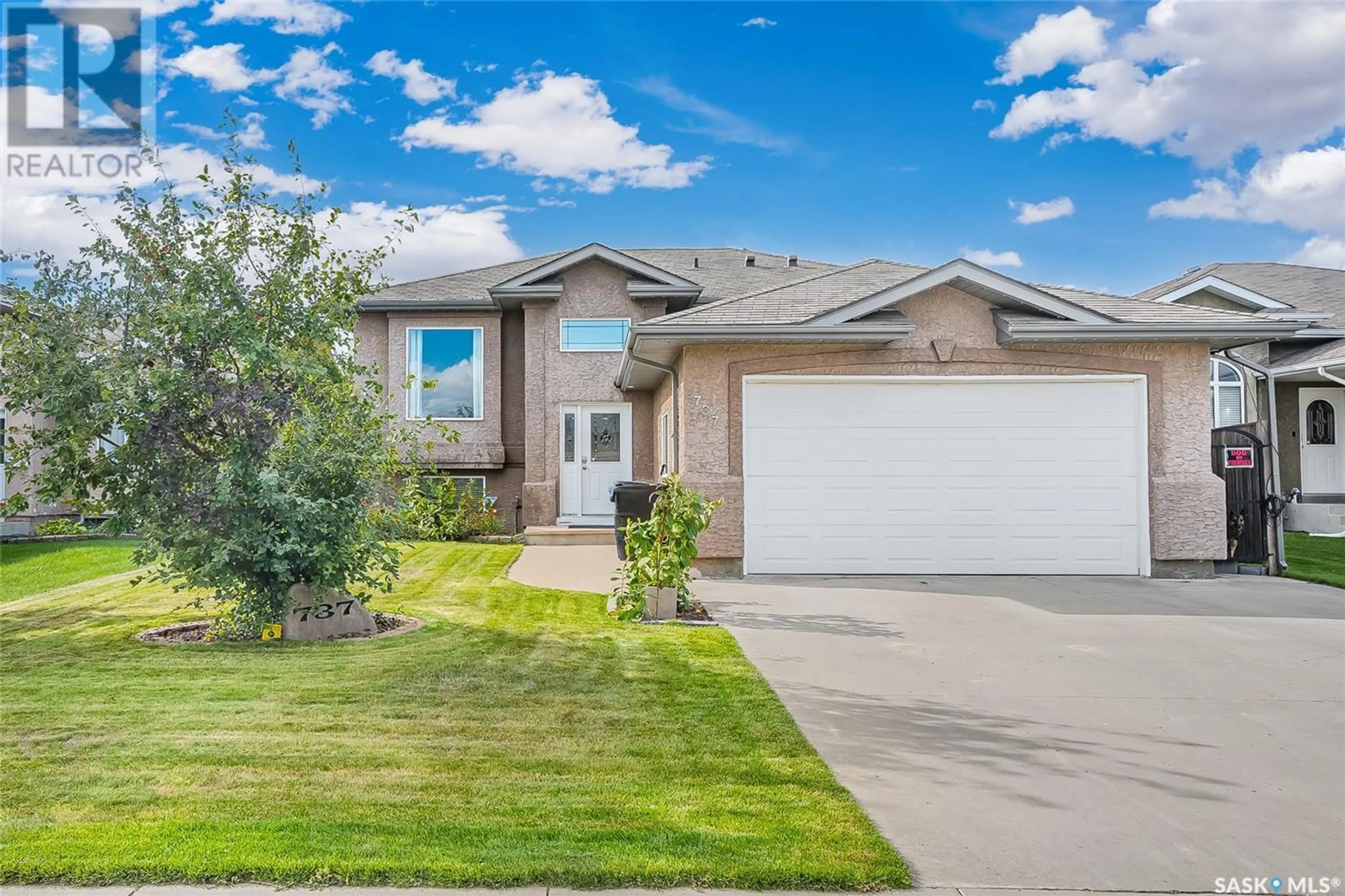 Frontside or backside of a home for 737 8th AVENUE N, Martensville Saskatchewan S0K2T0