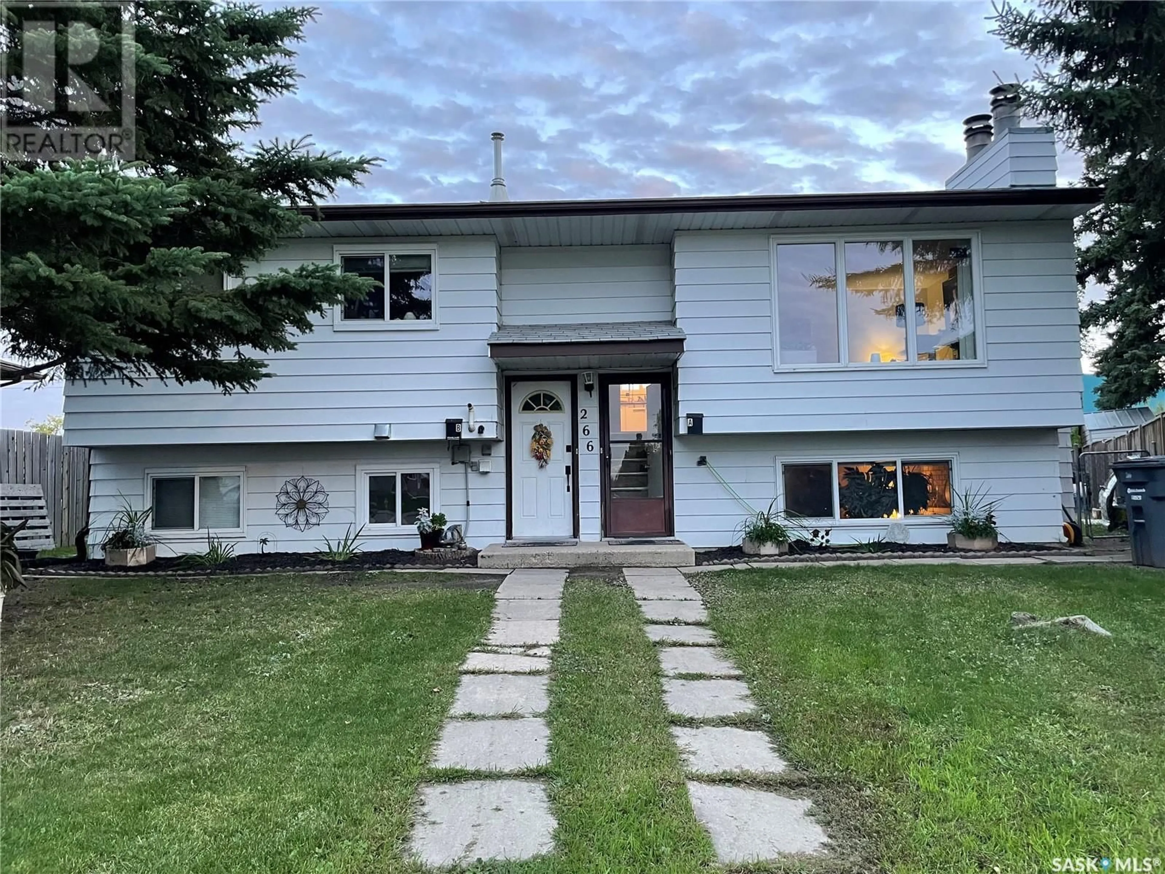 Outside view for 266 Langevin CRESCENT, Saskatoon Saskatchewan S7L5R3