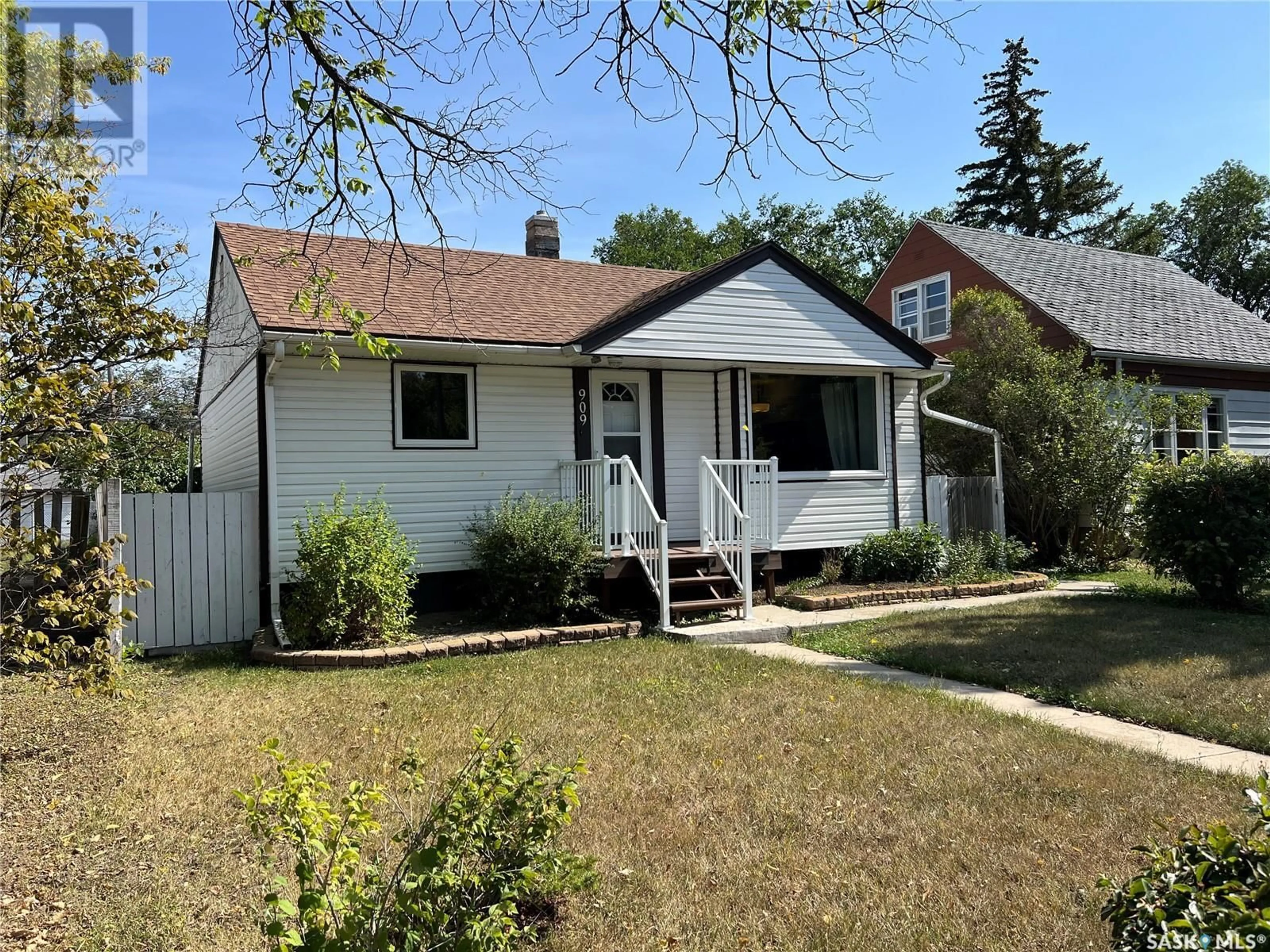 Frontside or backside of a home for 909 King STREET, Regina Saskatchewan S4T4E4