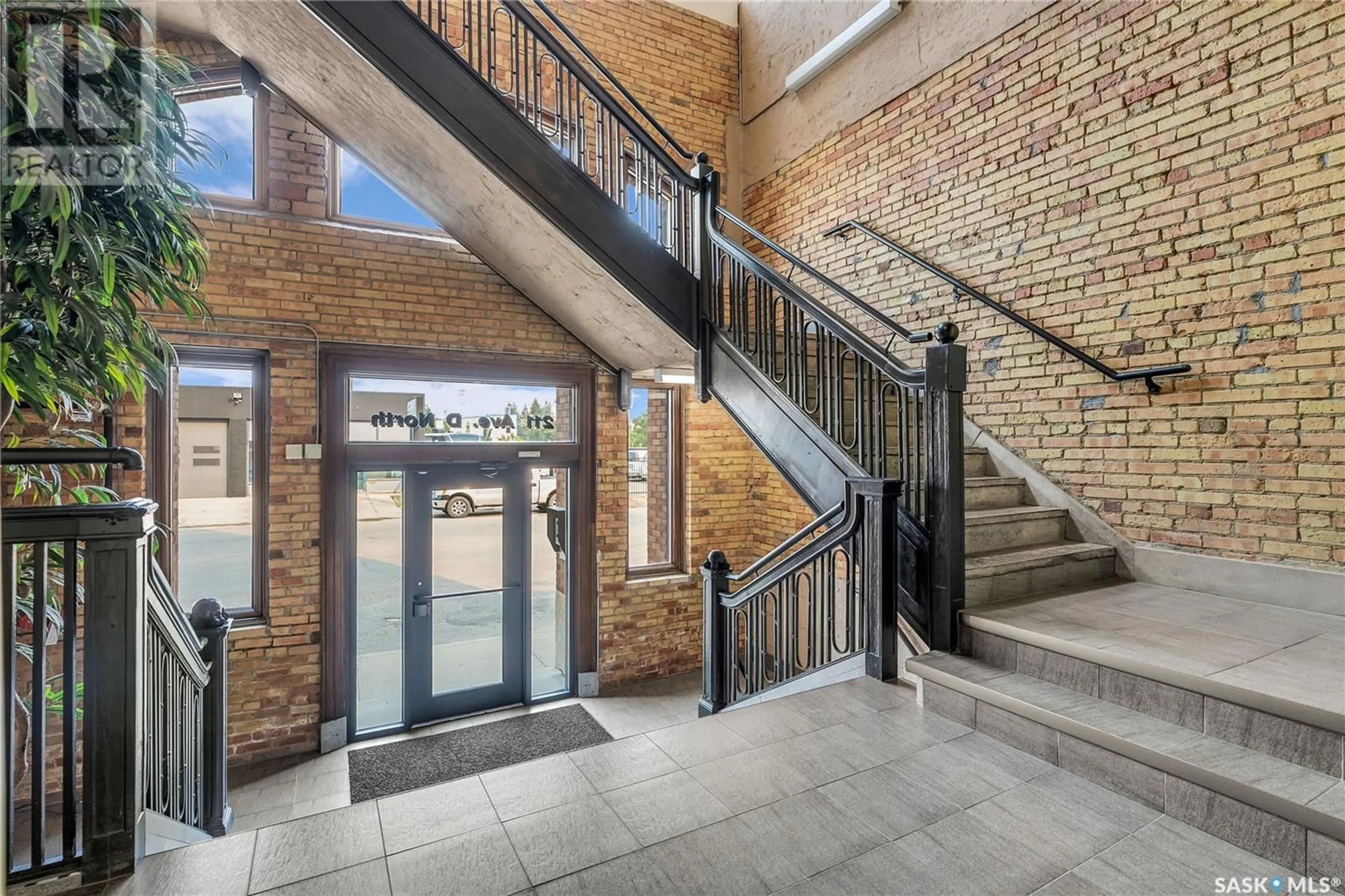 Indoor foyer, cement floor for 206 211 D AVENUE N, Saskatoon Saskatchewan S7L1M7