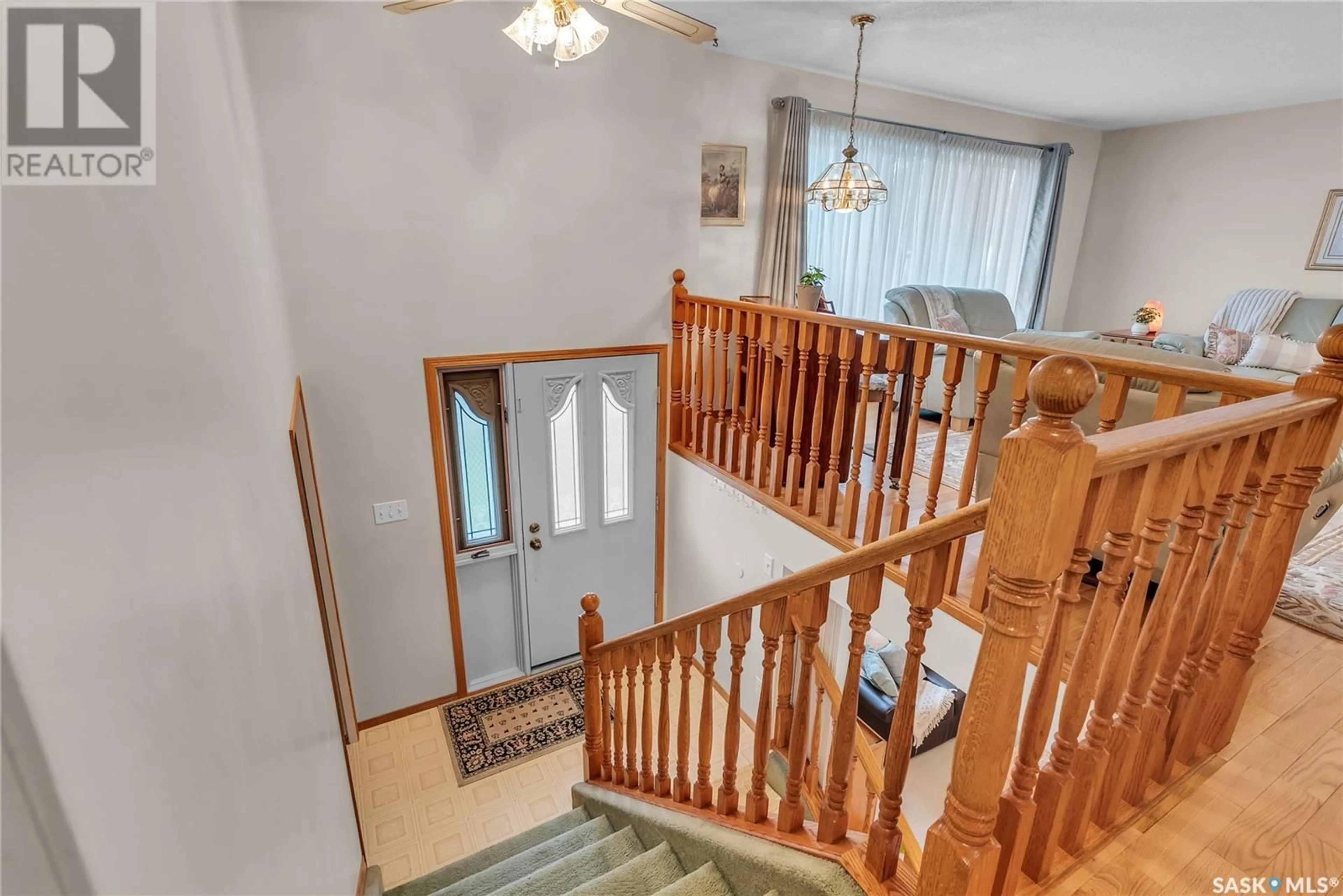 Indoor foyer for 215 Heggie CRESCENT, Saskatoon Saskatchewan S7L7B7